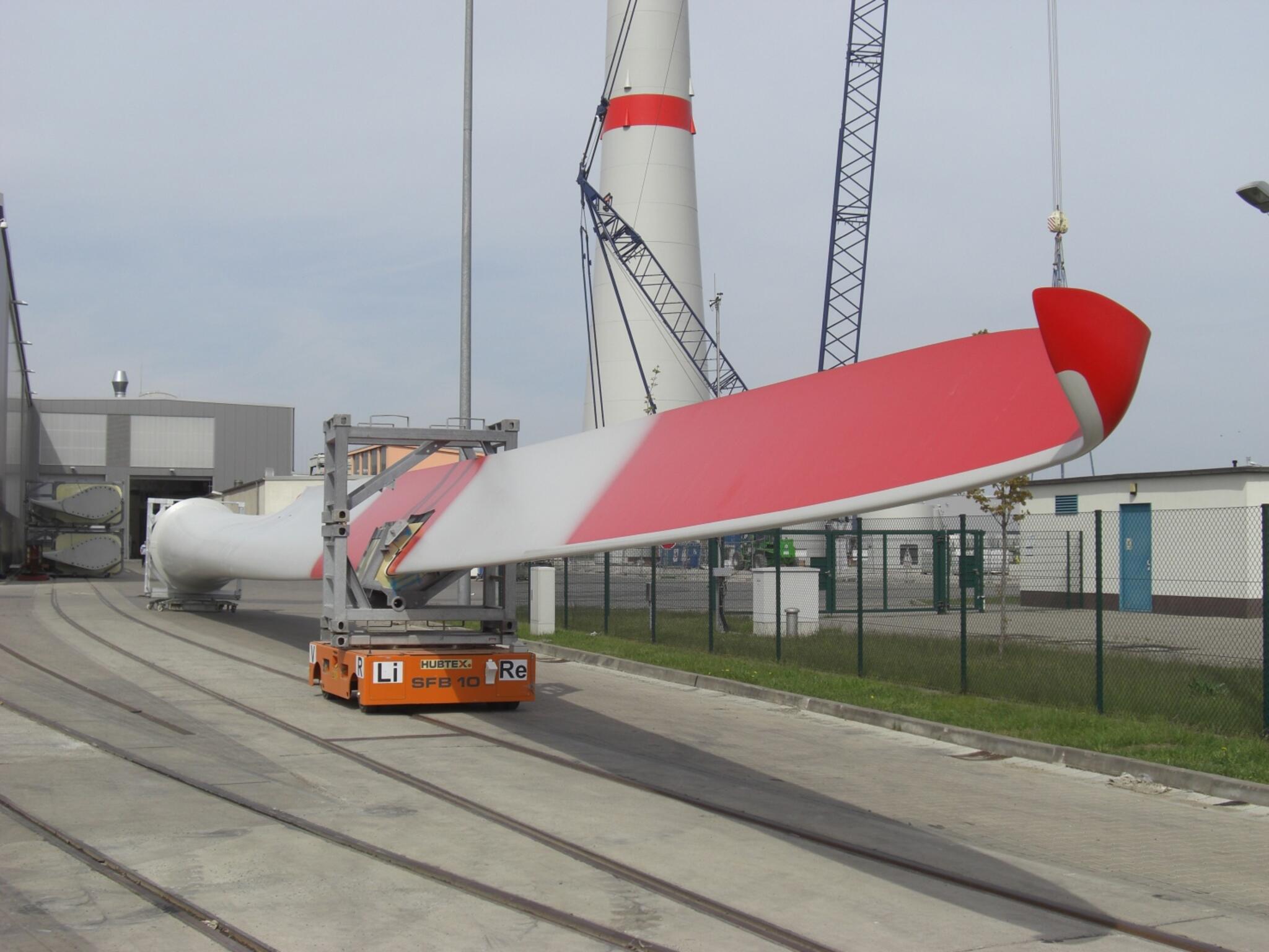 Rotorblättertransport mit einem HUBTEX Plattformwagen