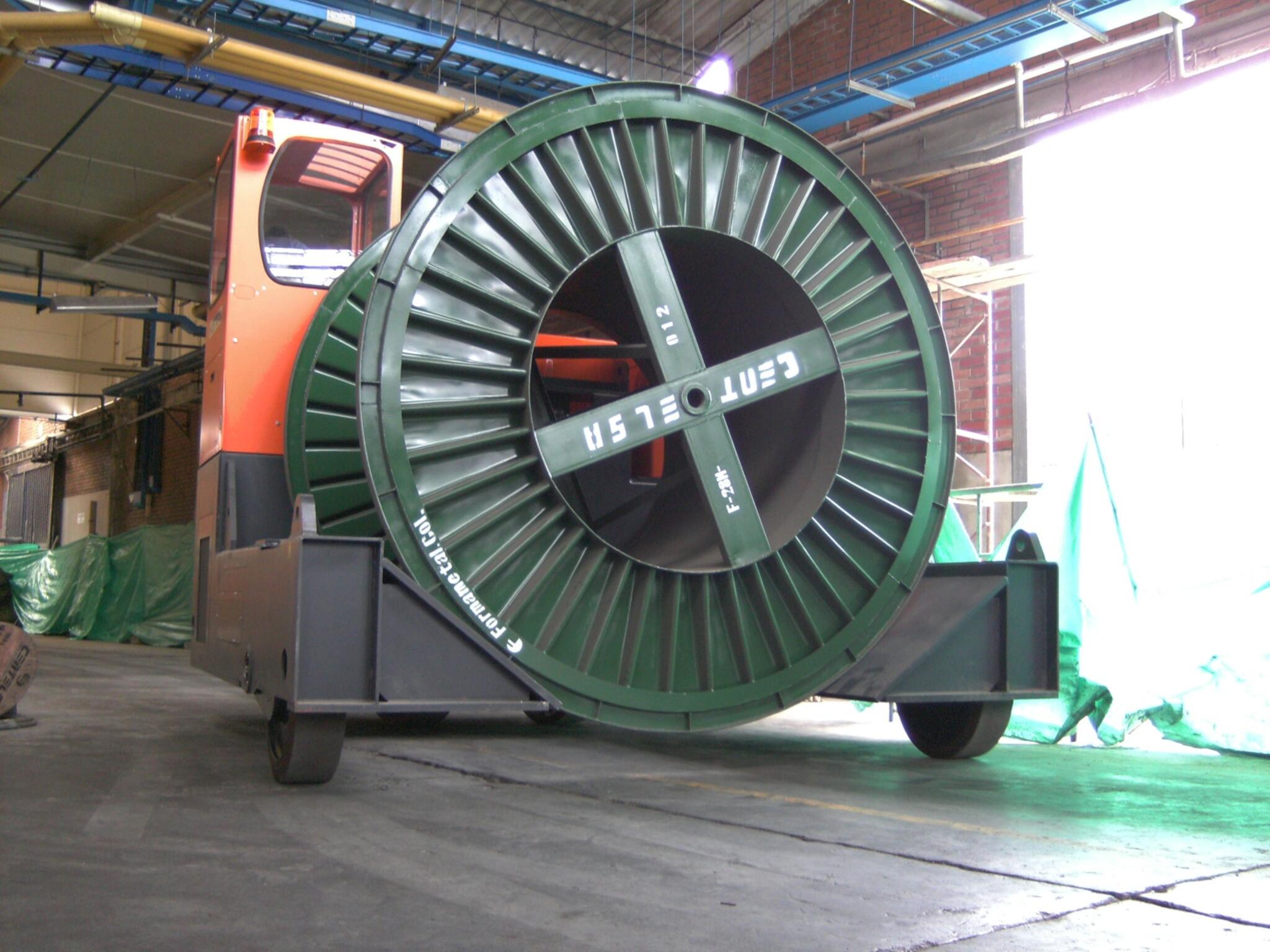 HUBTEX Flurförderfahrzeug mit aufgenommener Trommel.