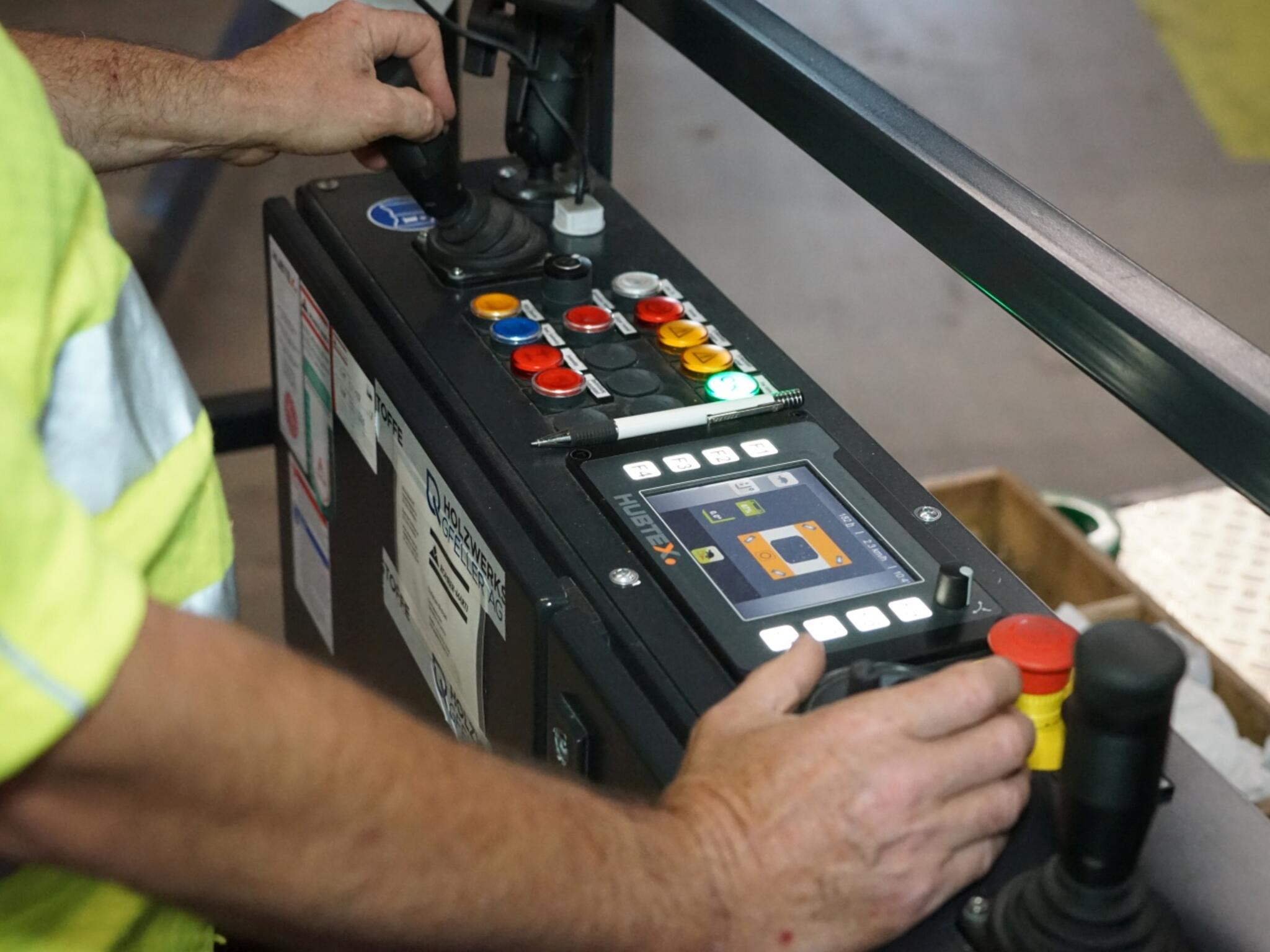 Das Bedienpult eines Elektro-Mehrwege-Zweiseiten-Kommissionieres von HUBTEX