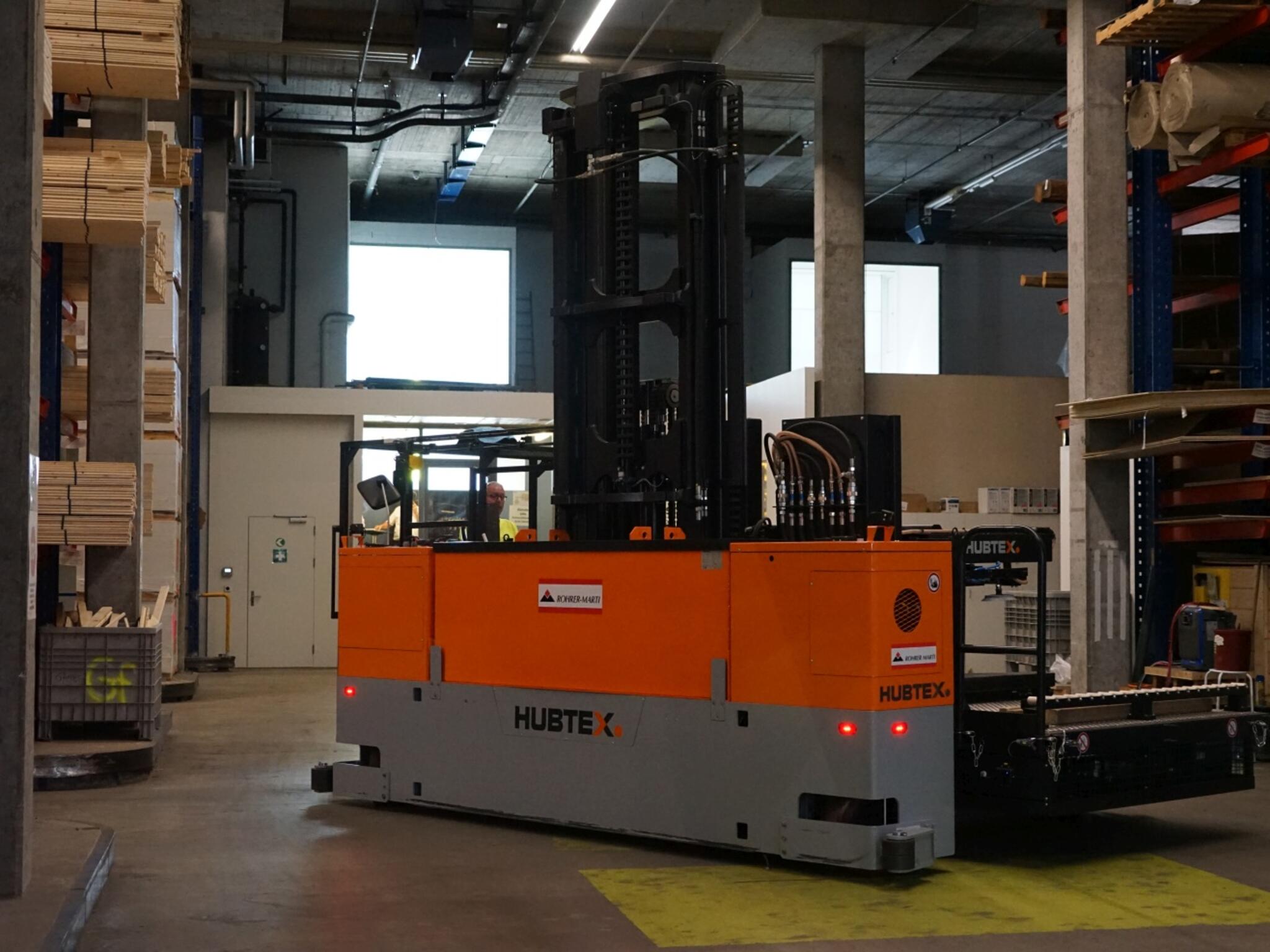 Der Elektro-Mehrwege-Zweiseiten Kommissionierer MK von HUBTEX