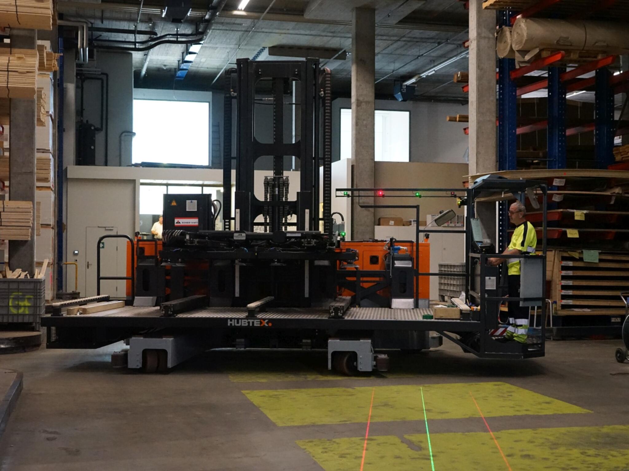 Der Elektro-Mehrwege-Zweiseiten Kommissionierer MK von HUBTEX im Einsatz