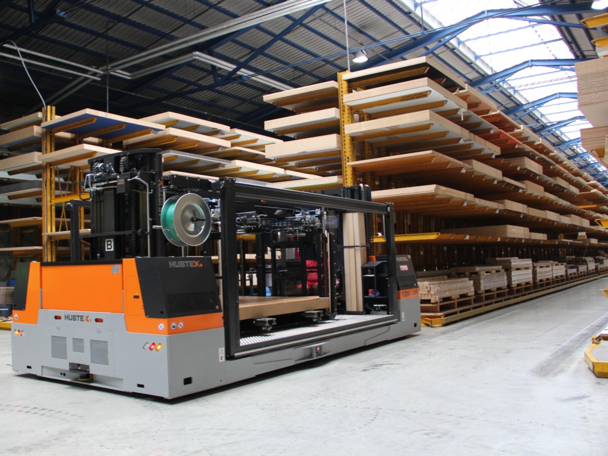 La plate-forme électrique de préparation des commandes des deux côtés du rayonnage EZK 35 HUBTEX