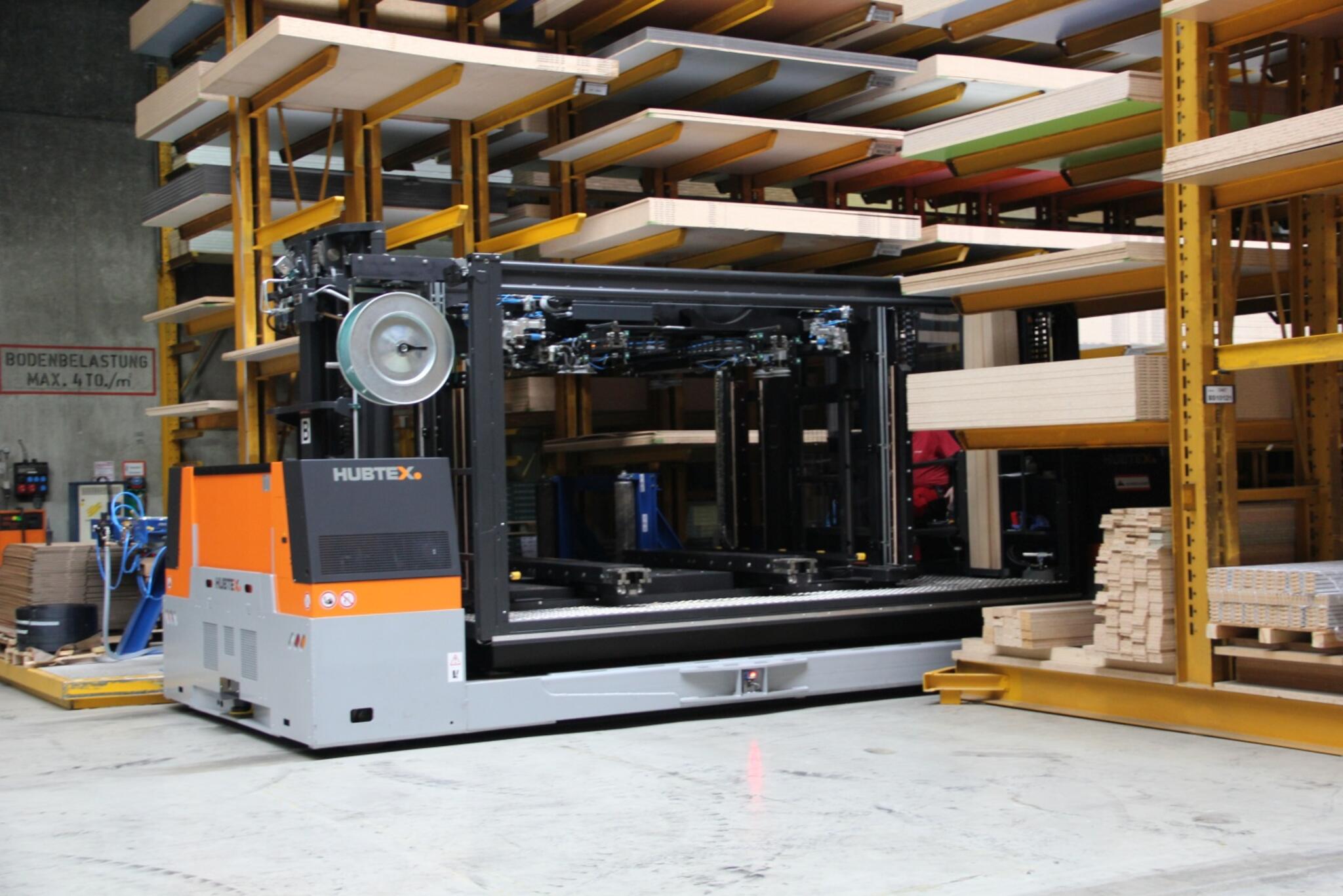 Der HUBTEX EZK 35 beim Einfahren in einen Schmalgang