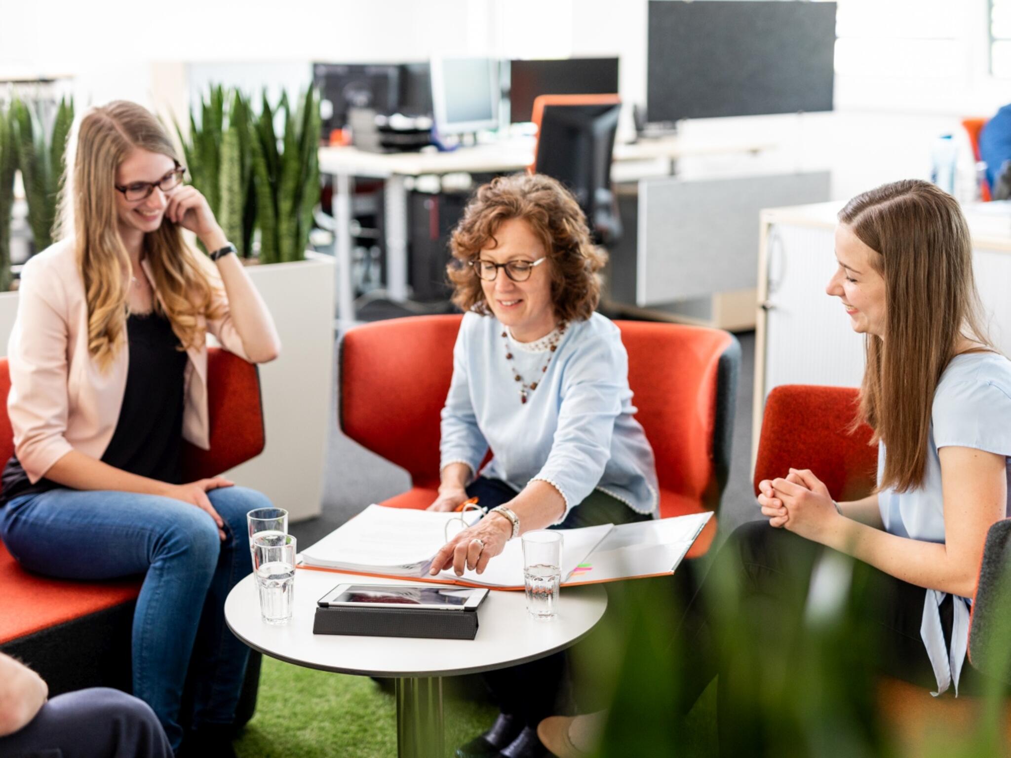 HUBTEX Mitarbeiter in einer Besprechung
