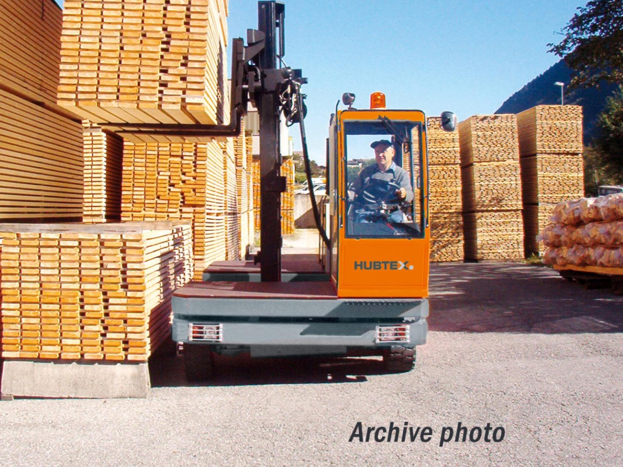 HUBTEX 2-wegzijlader buiten in actie
