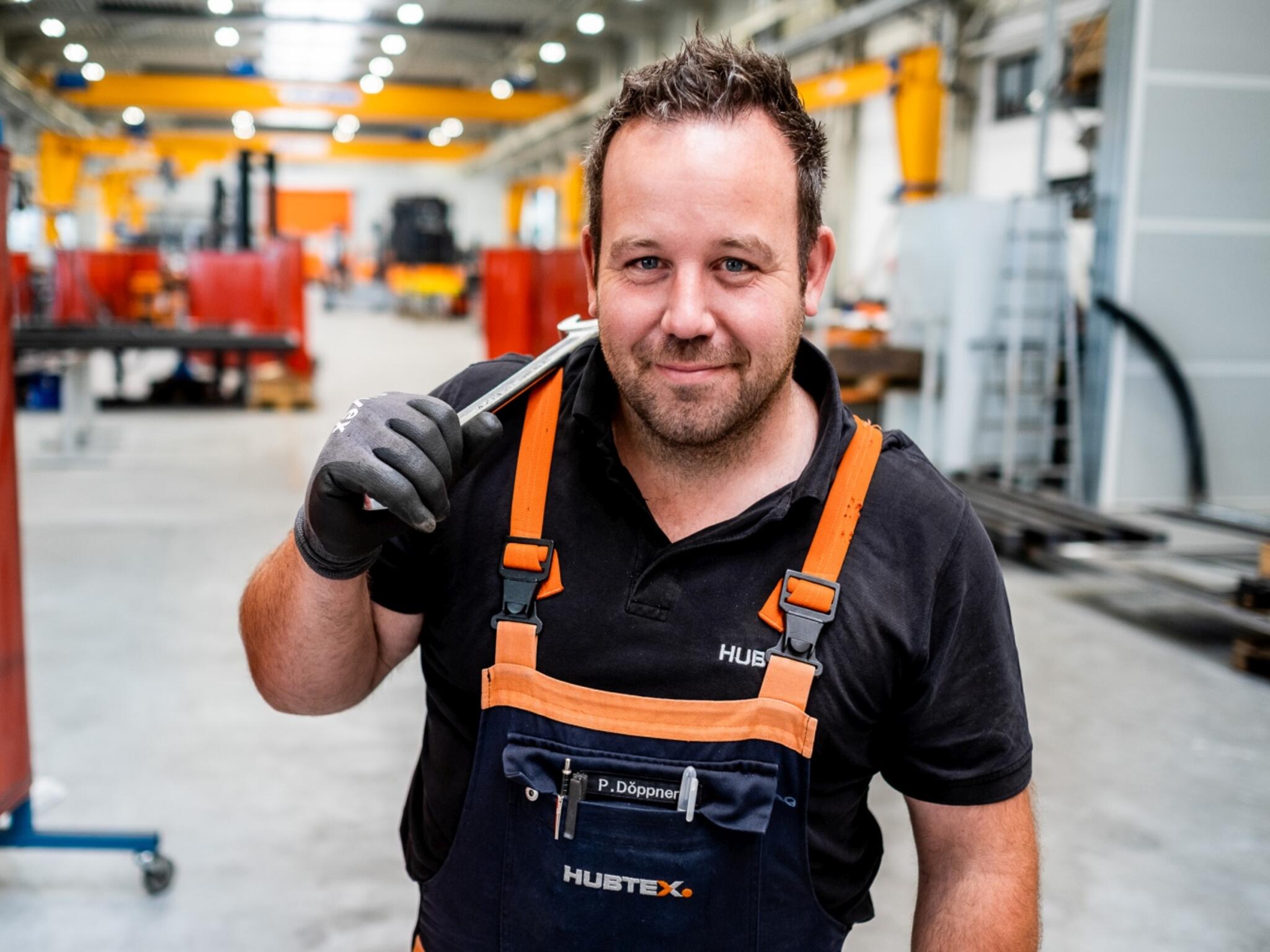 Employees with screw-wrench