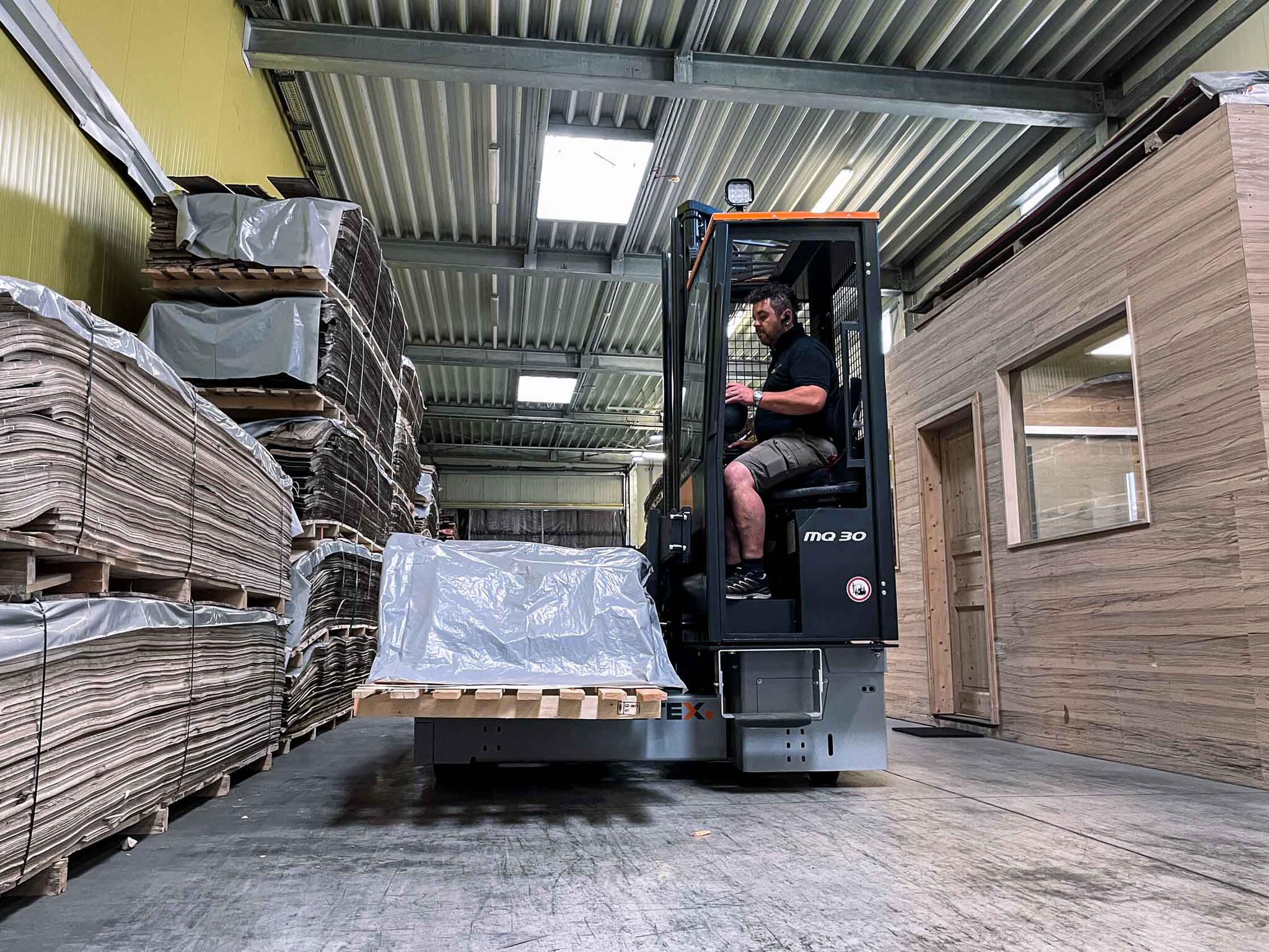 Phoenix Mehrwegestapler transportiert Holz