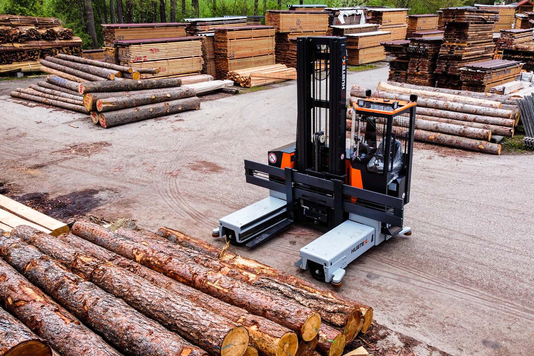 Chariot élévateur multidirectionnel MaxX dans l'industrie du bois
