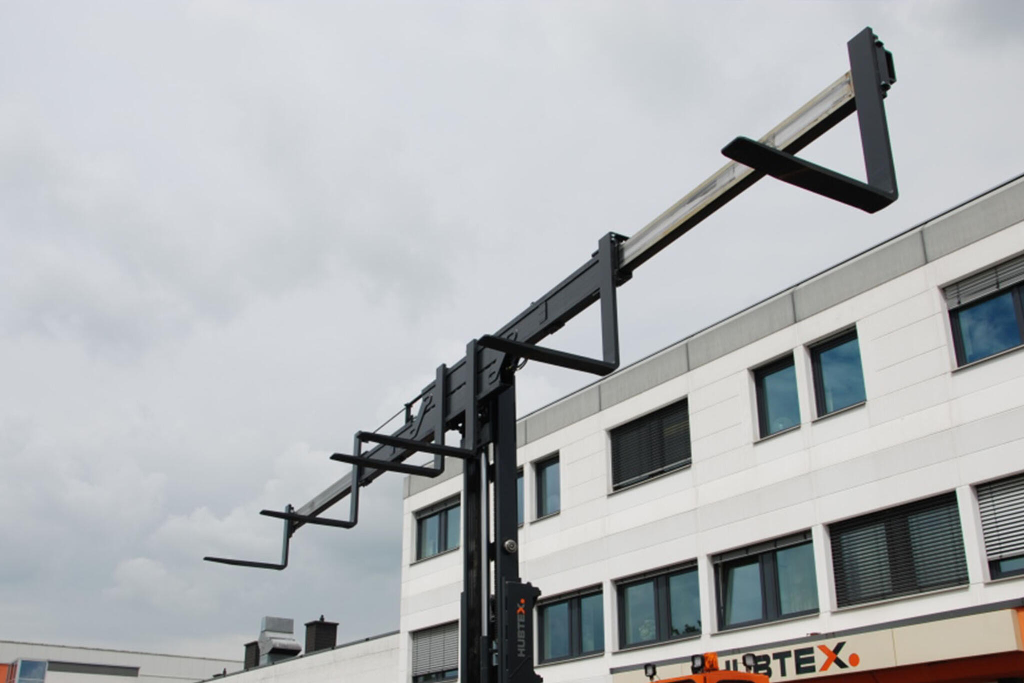 Teleskopgabelträger an einem Hubtex Mehrwege Seitenstapler