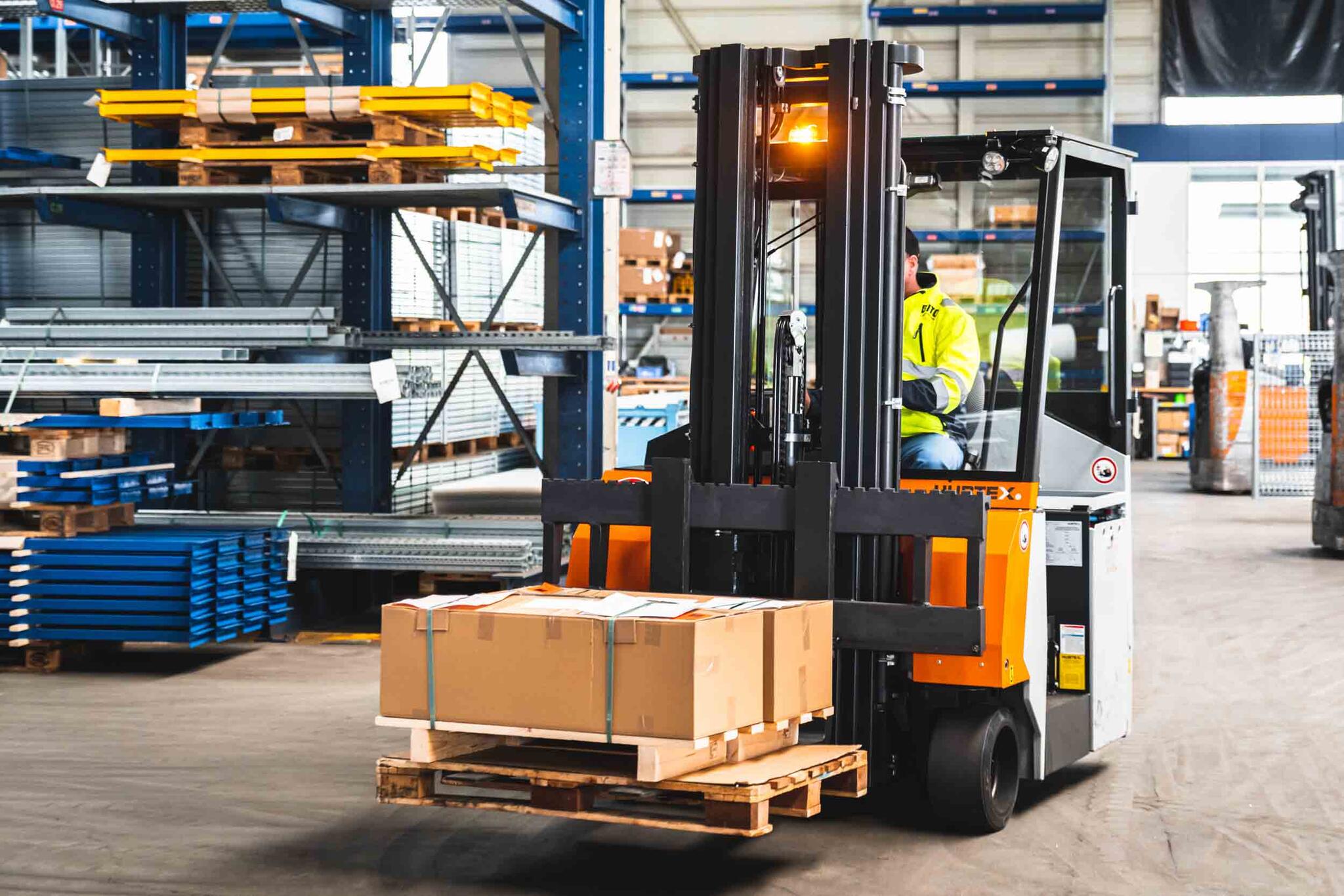 Gabelstapler transportiert eine Palette