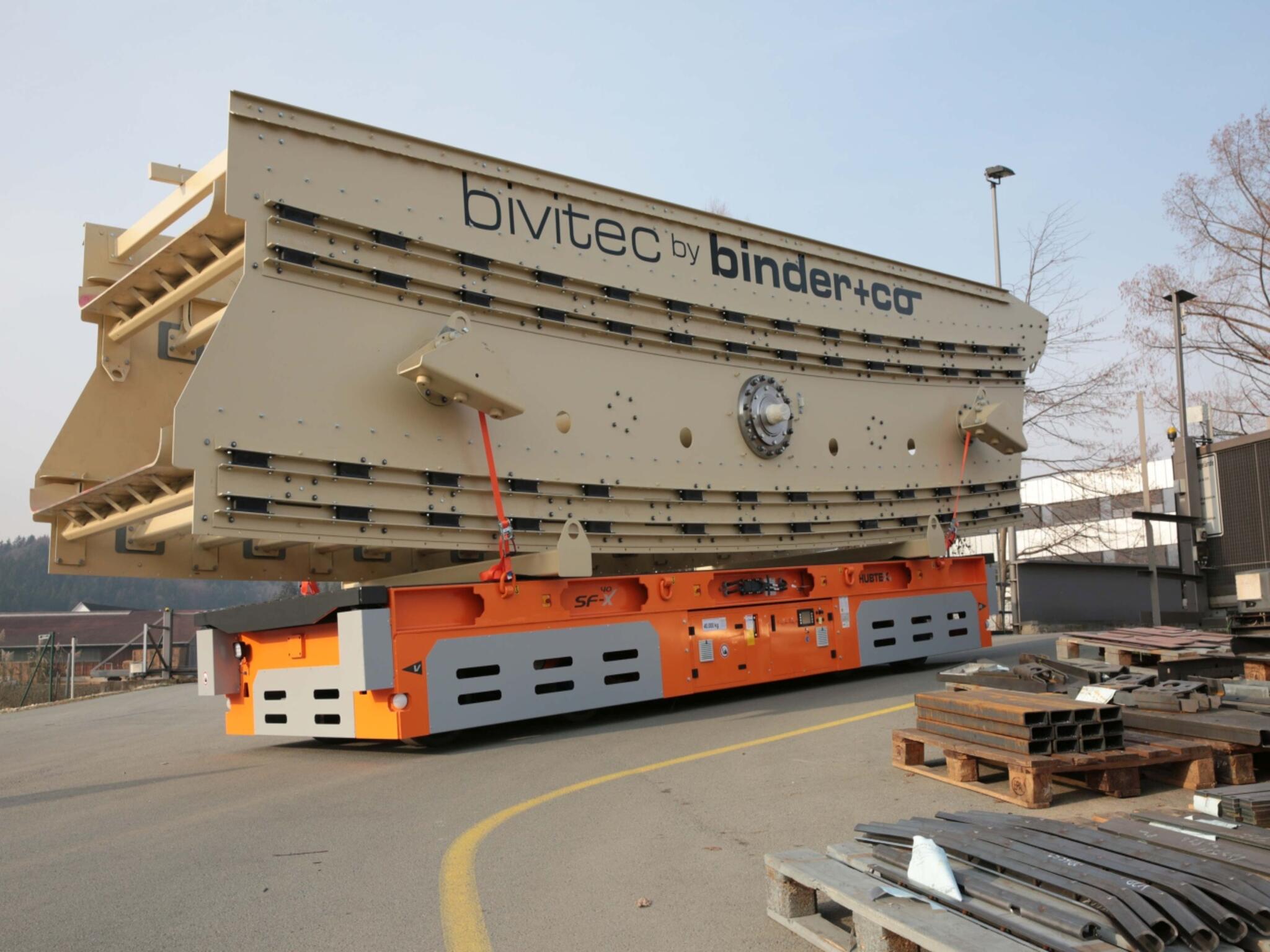 Self-propelled heavy-duty platform SFX for indoor/outdoor use