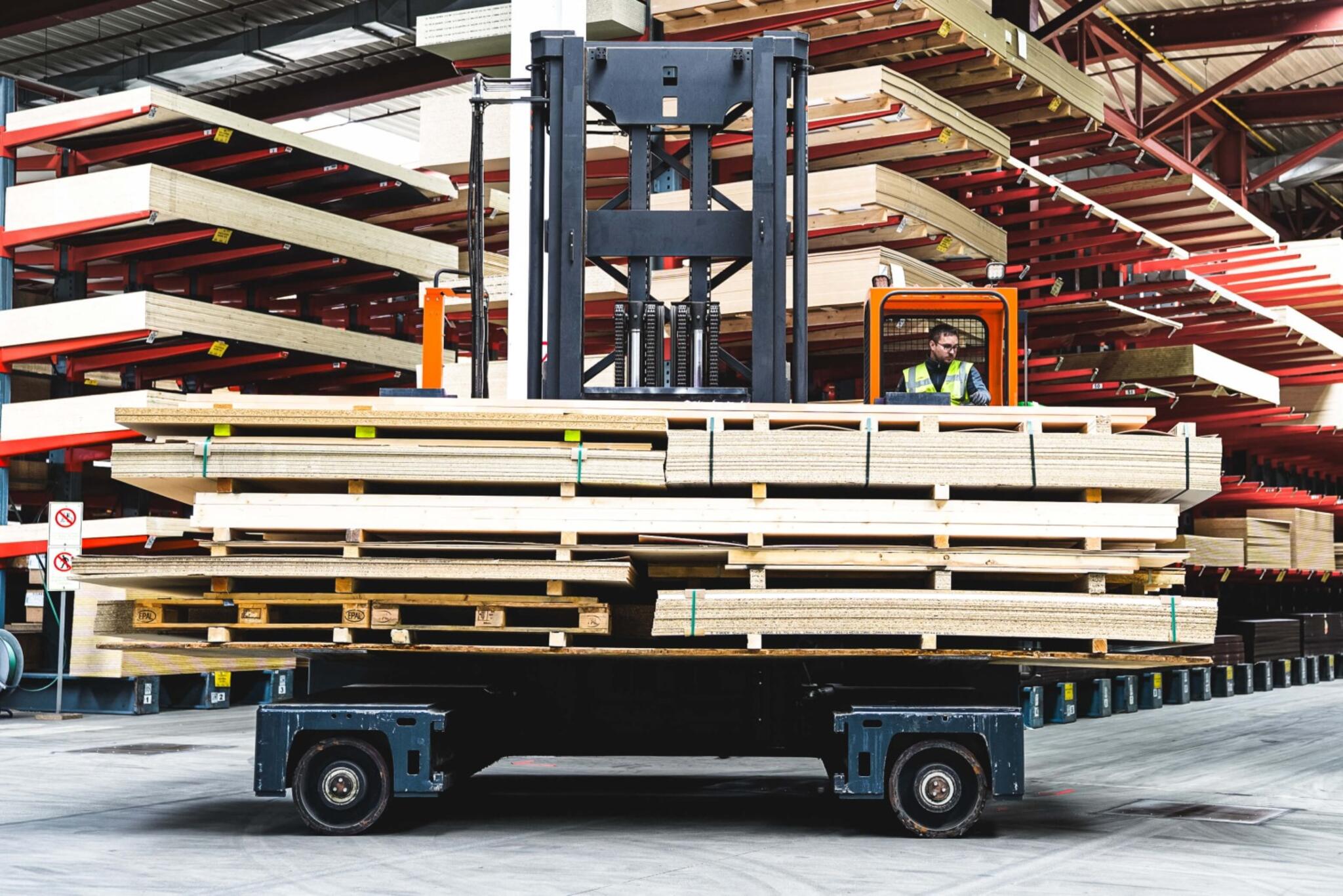 HUBTEX MQ 120 kommissioniert gesamten Holzstapel