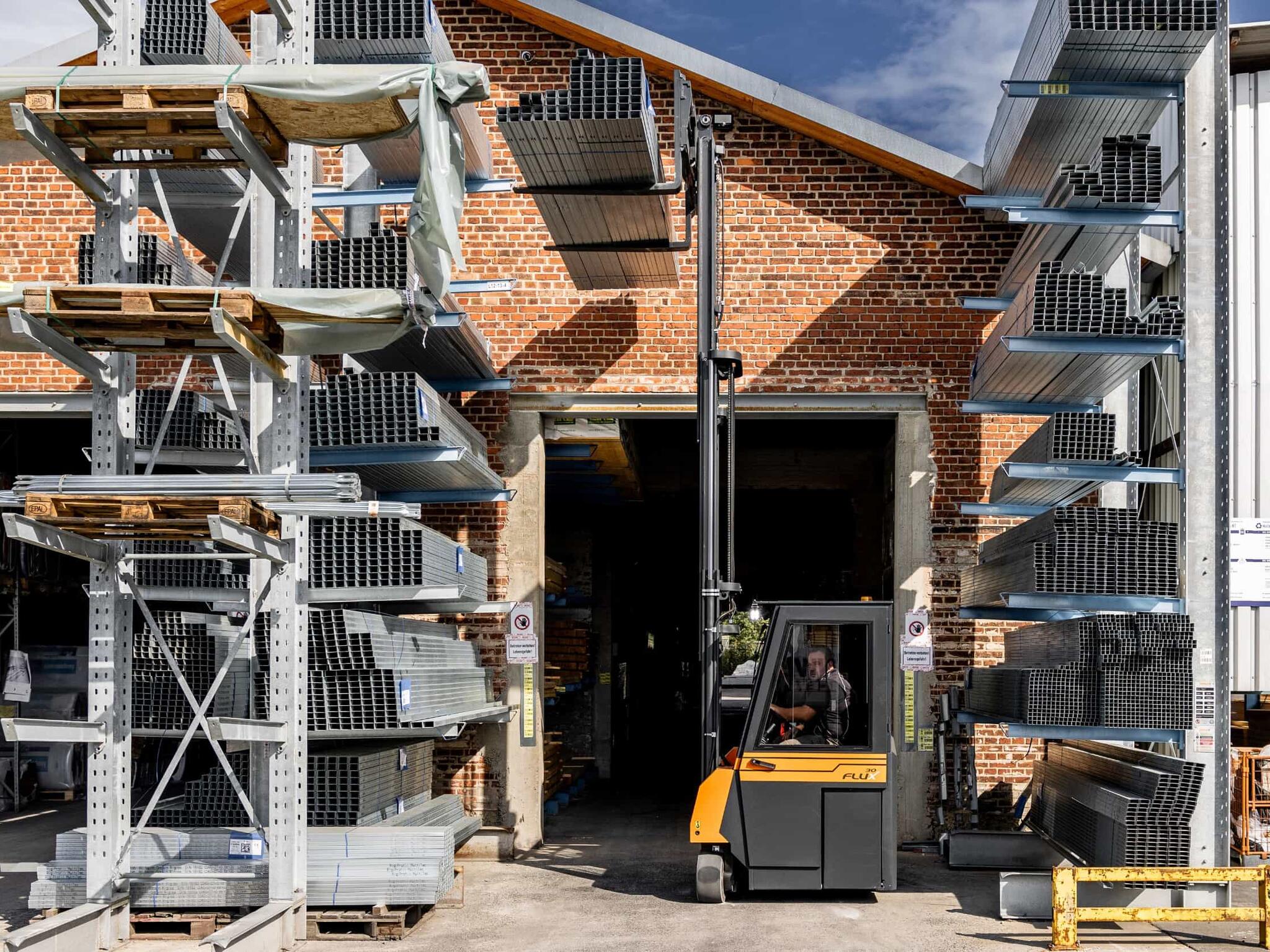 Flux counterbalance truck stores aluminium profiles