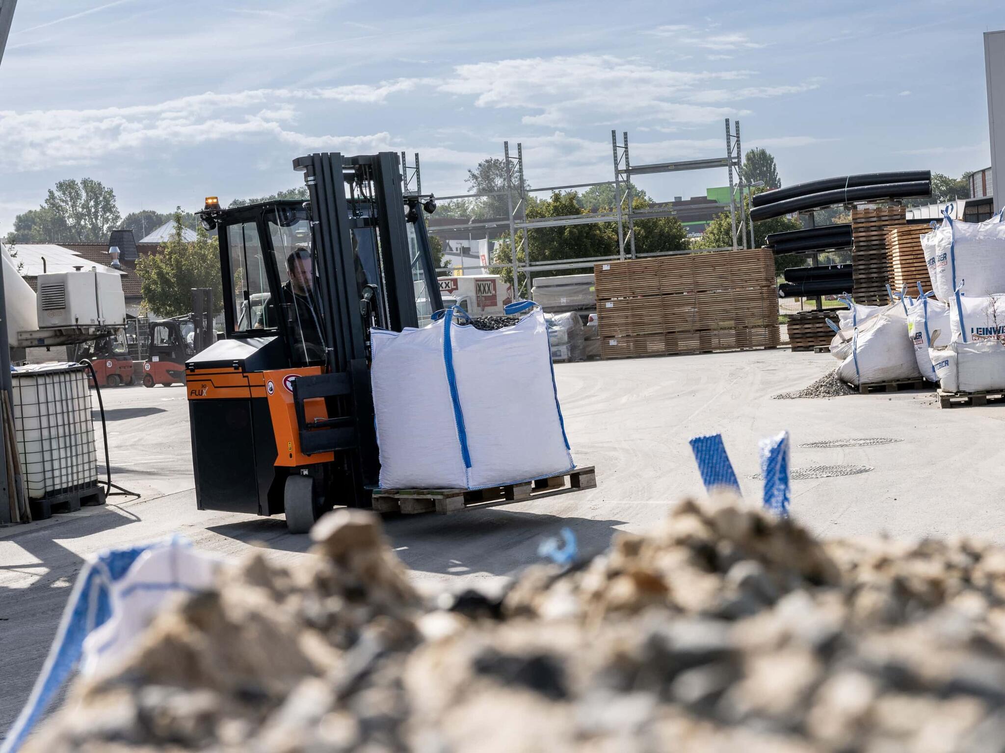 Counterbalanced truck Flux transports pallet with building materials