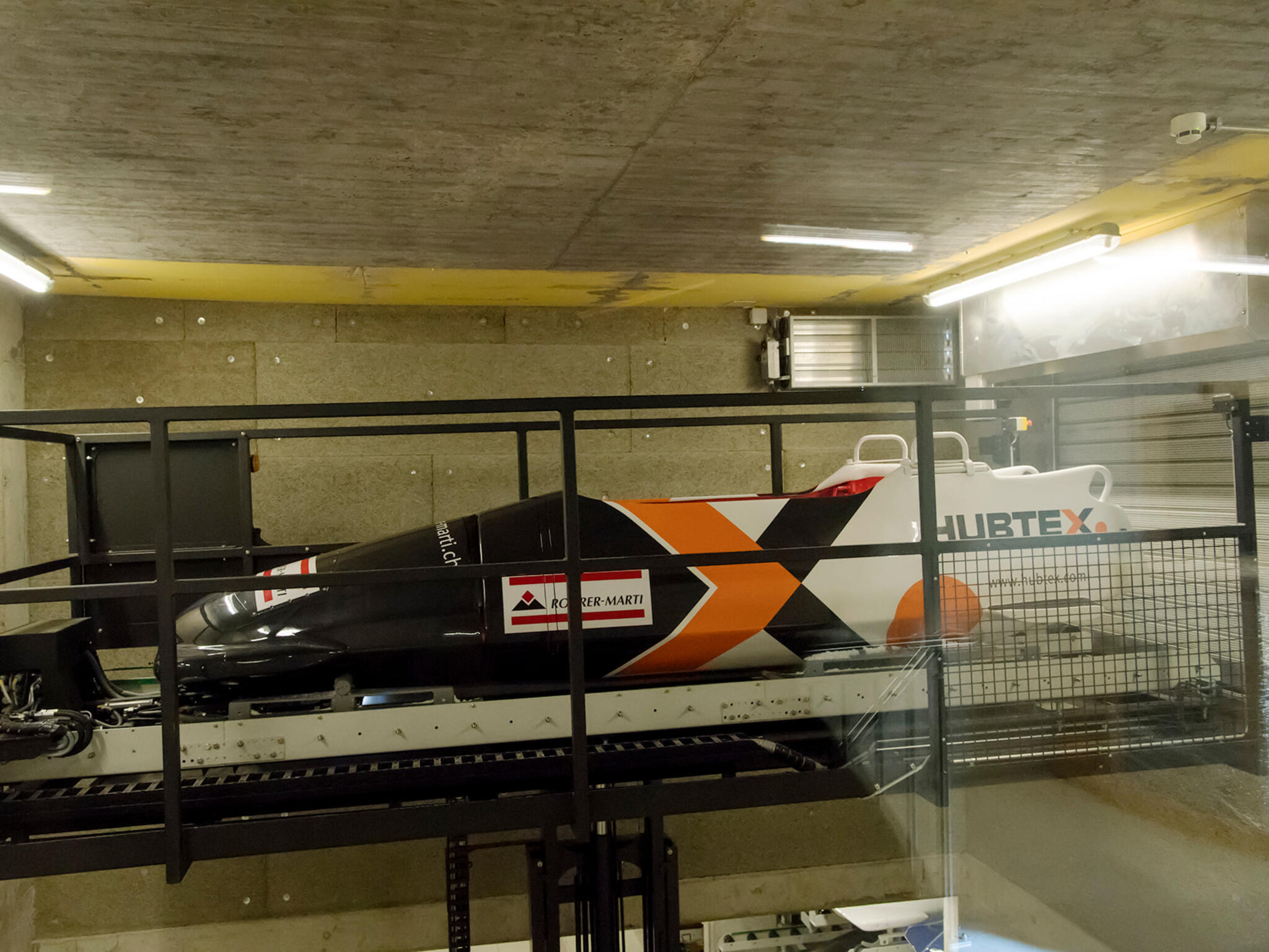 Bobschlitten vor dem Rolltor