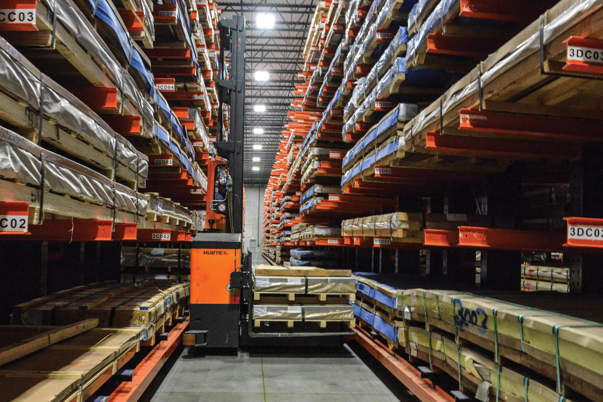 Multidirectional sideloader in a metal service center