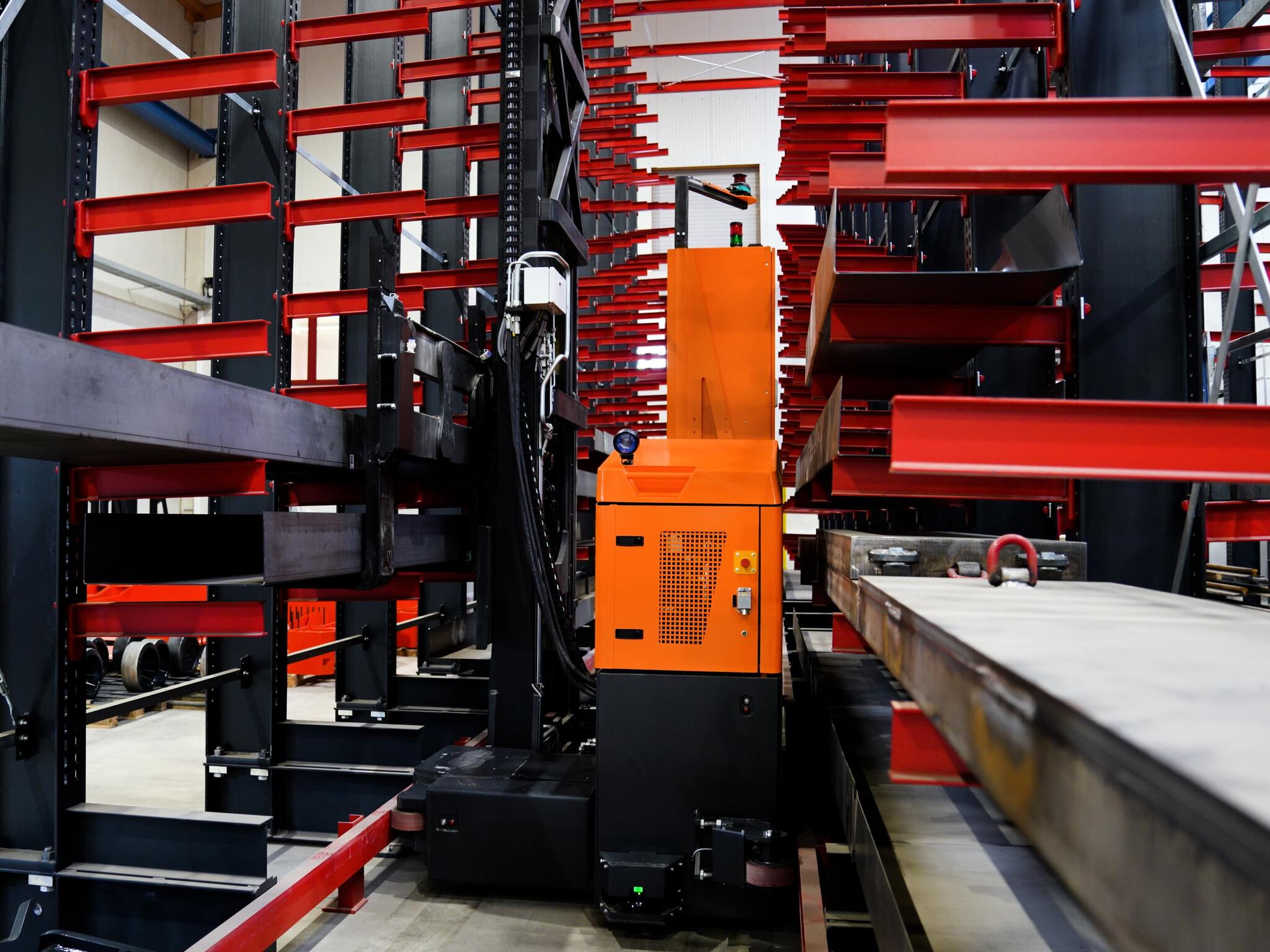 Automatisierter Mehrwegestapler PHOENIX im Kragarmregal