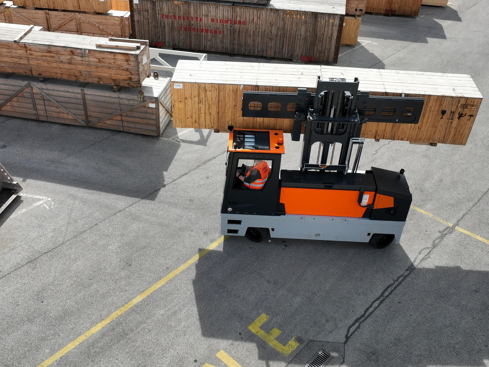 HUBTEX Mehrwegestapler MSL im Außeneinsatz