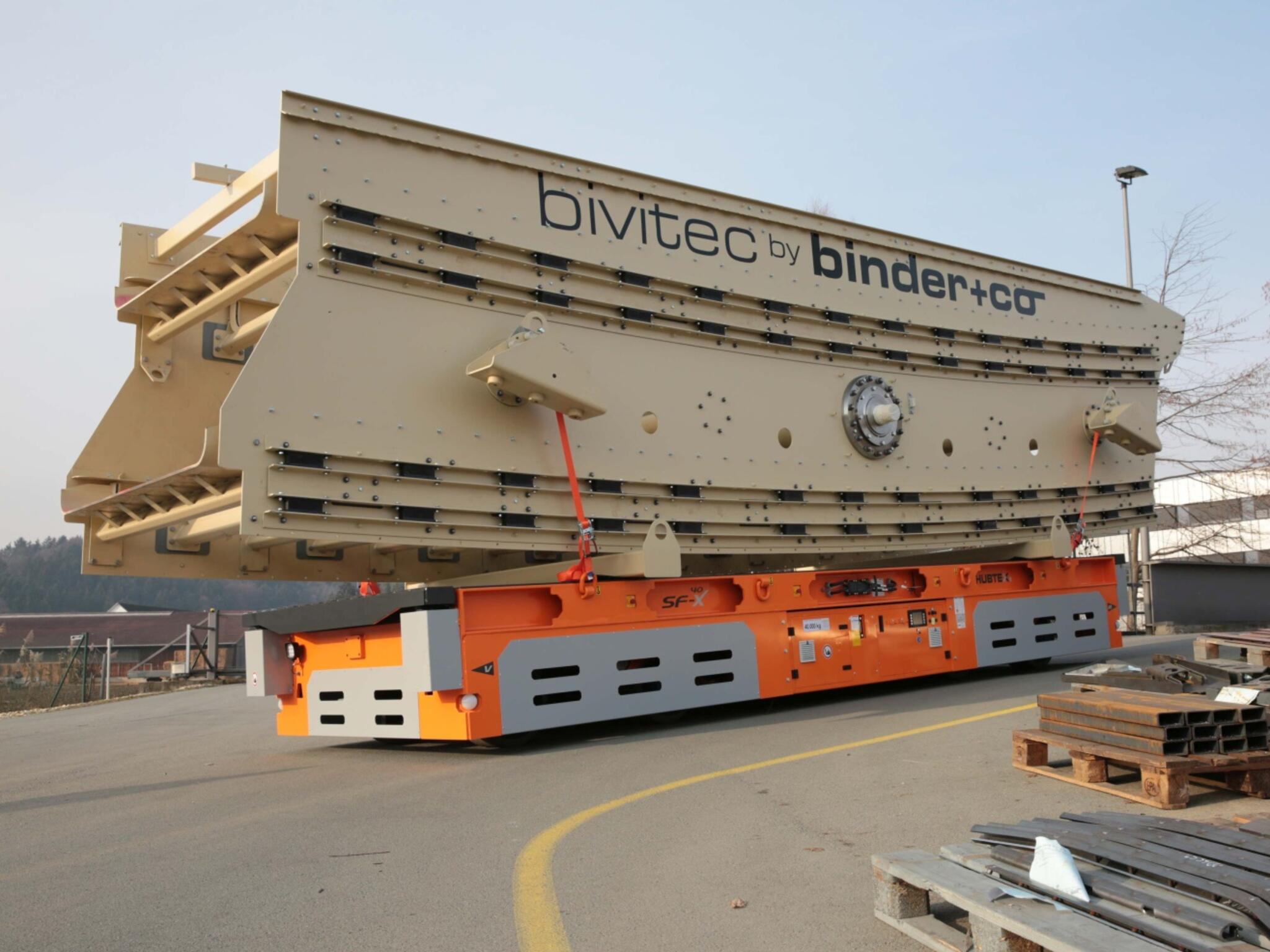 The HUBTEX omnidirectional heavy-duty platform truck has a lifting capacity of up to 130 tons.
