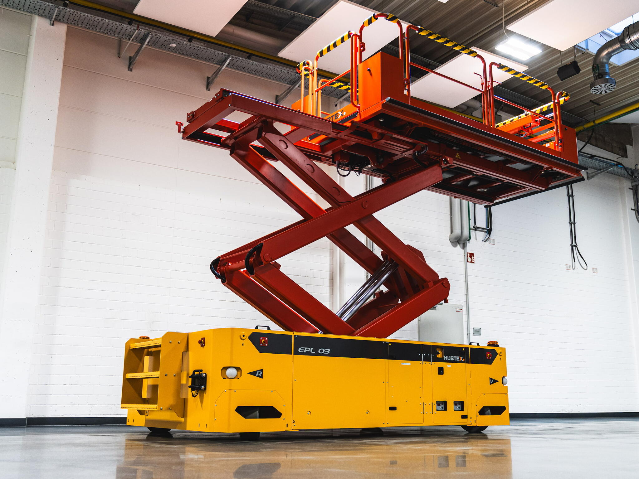 Hubtex EPL 03 omnidirectional platform for FAL aircraft assembly