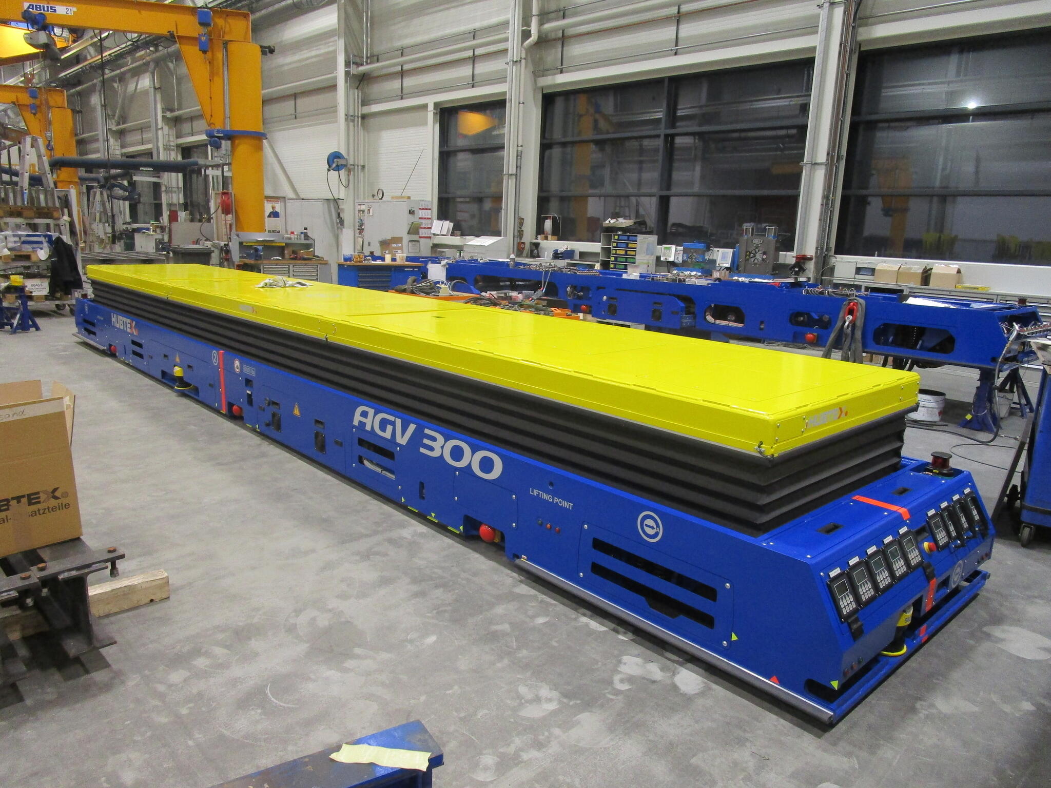 HUBTEX Schwerlastplattform mit Plattformhub zum Transport von Flugzeugflügeln