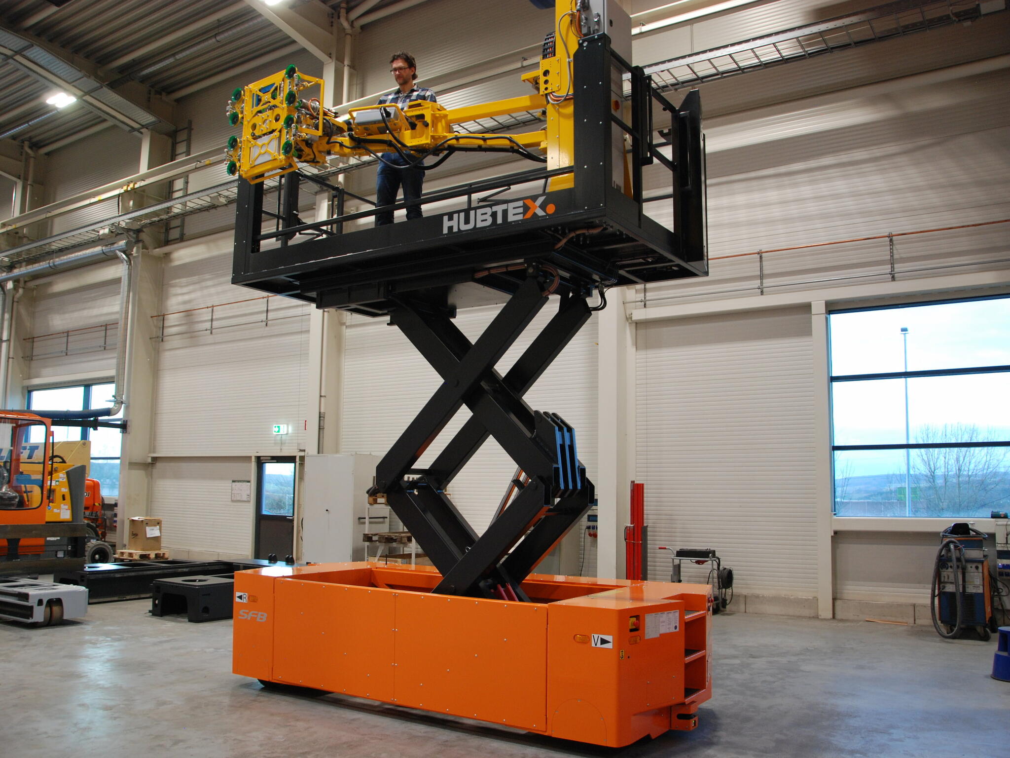 HUBTEX omnidirectional working platform with scissor lift