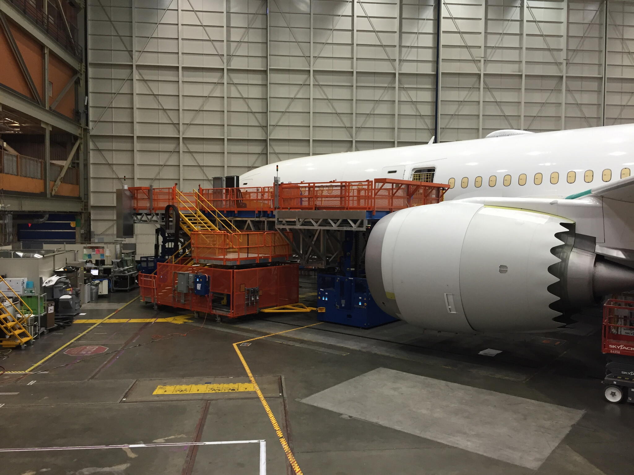 Hubtex HL-AGV for mobilizing work platforms on aircraft