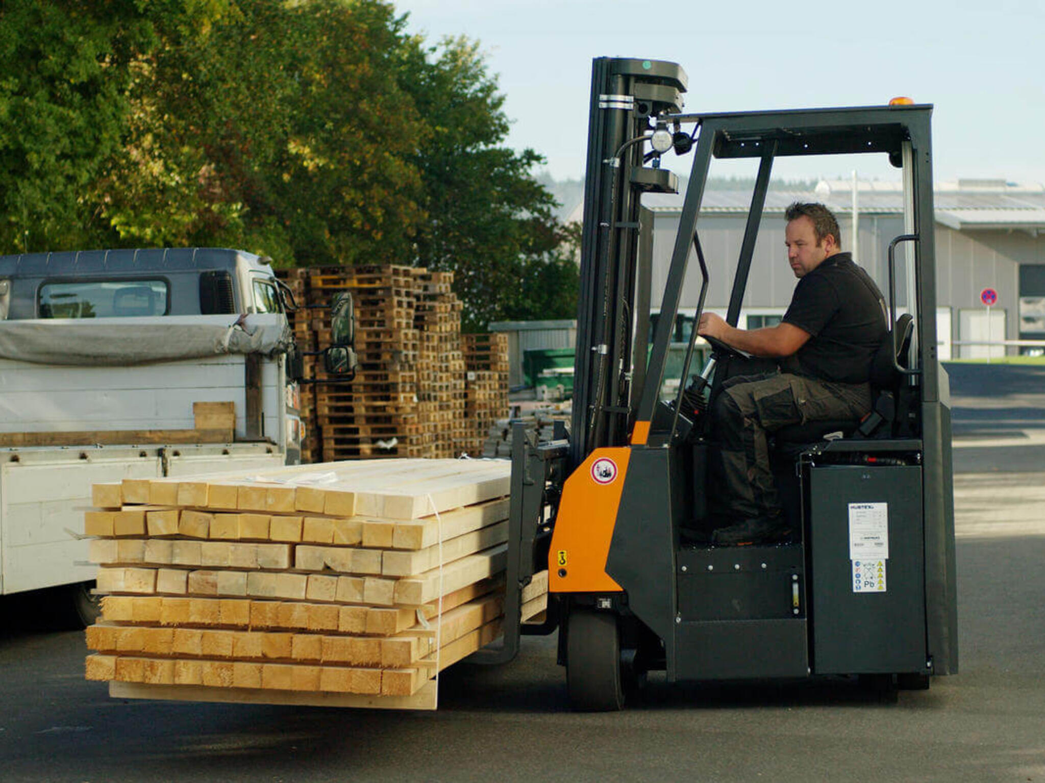 HUBTEX Electric Counterbalance Truck Outdoor Use