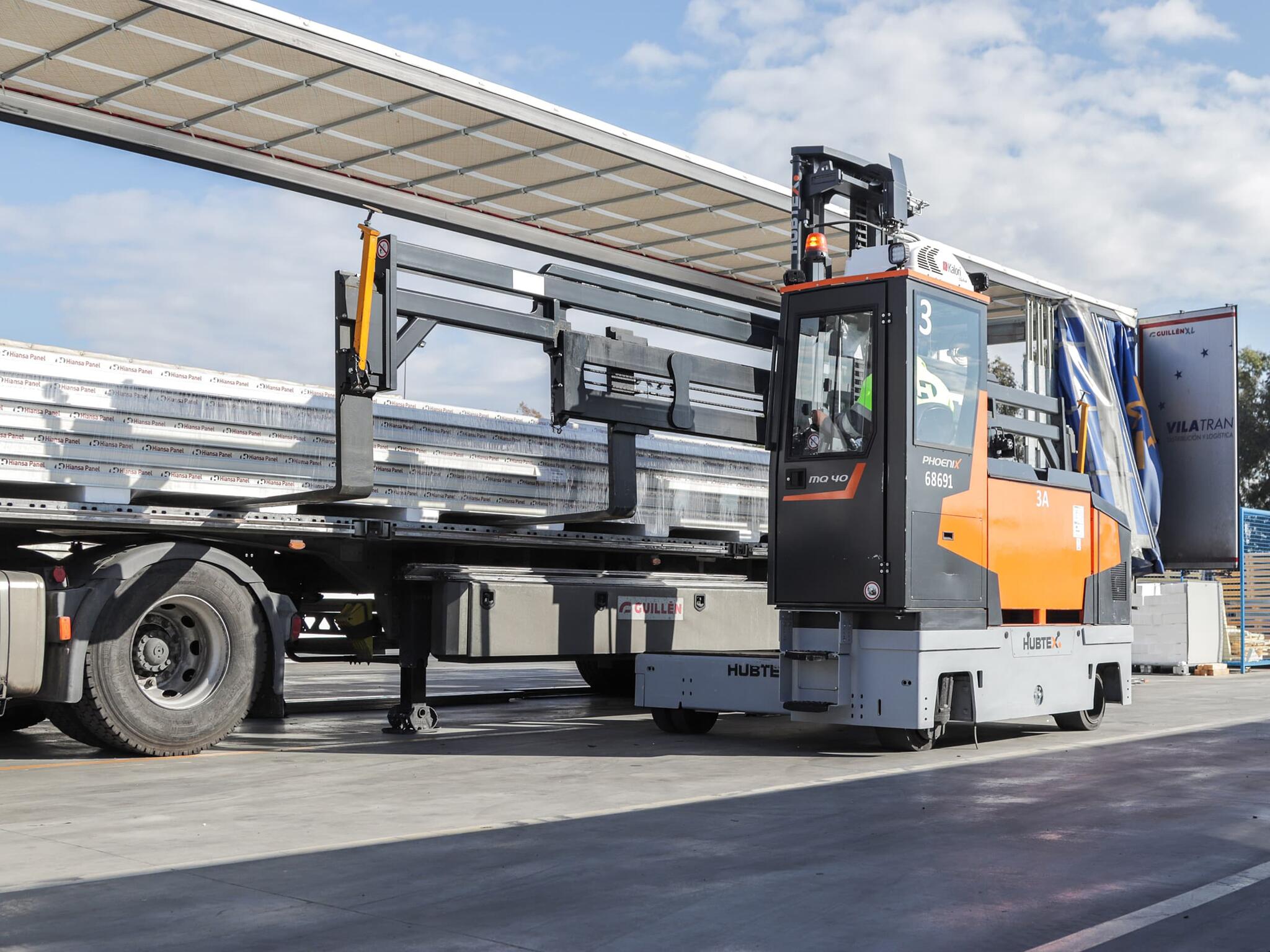 HUBTEX PhoeniX while loading a truck outdoor