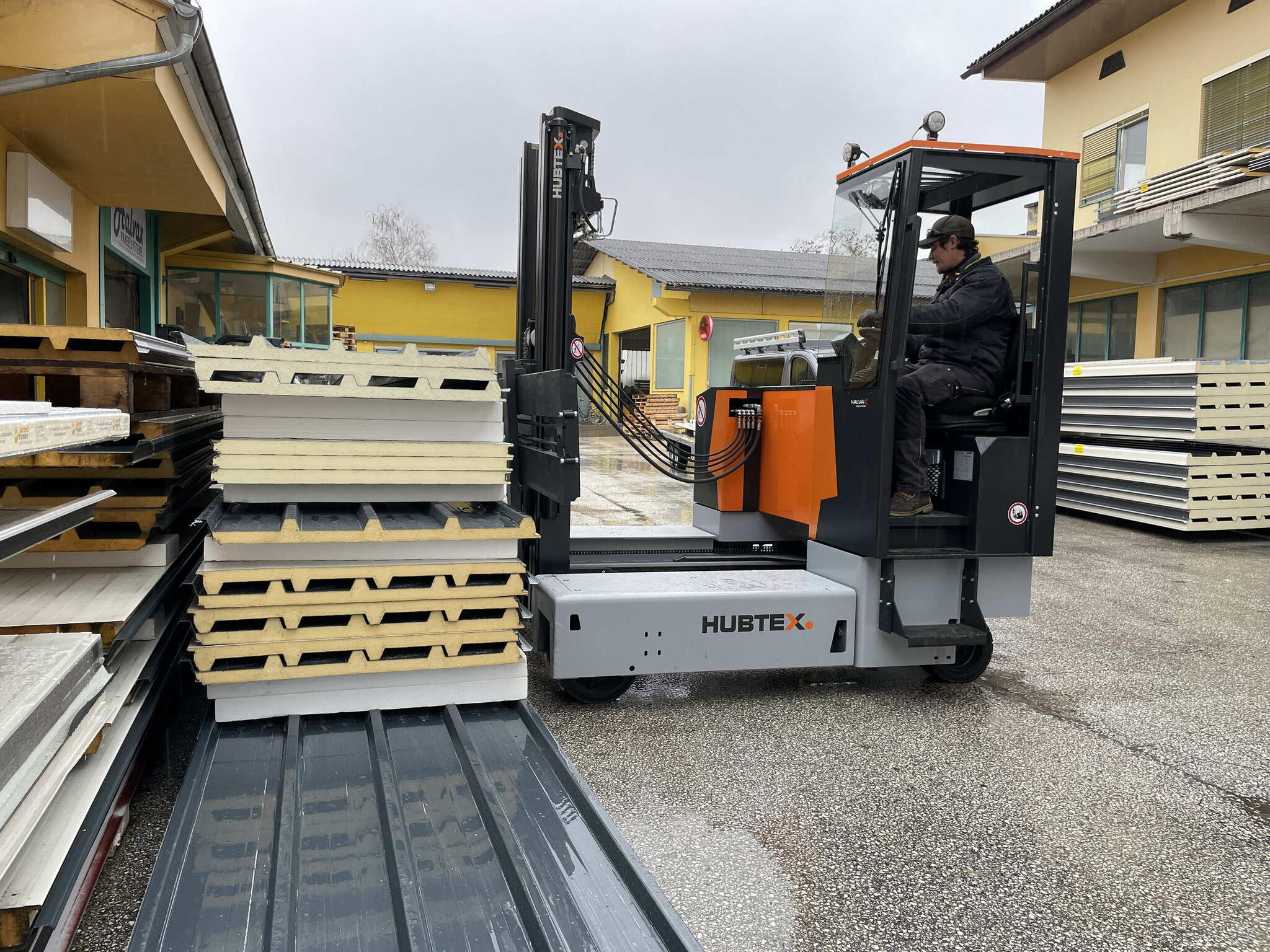 HUBTEX Electric Outside Forklift ESTL