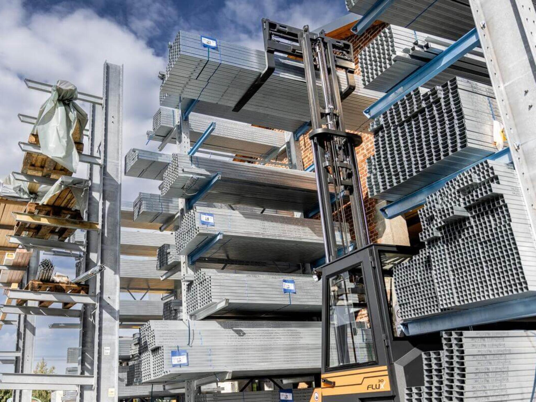 HUBTEX Multi Directional Counterbalance Forklift