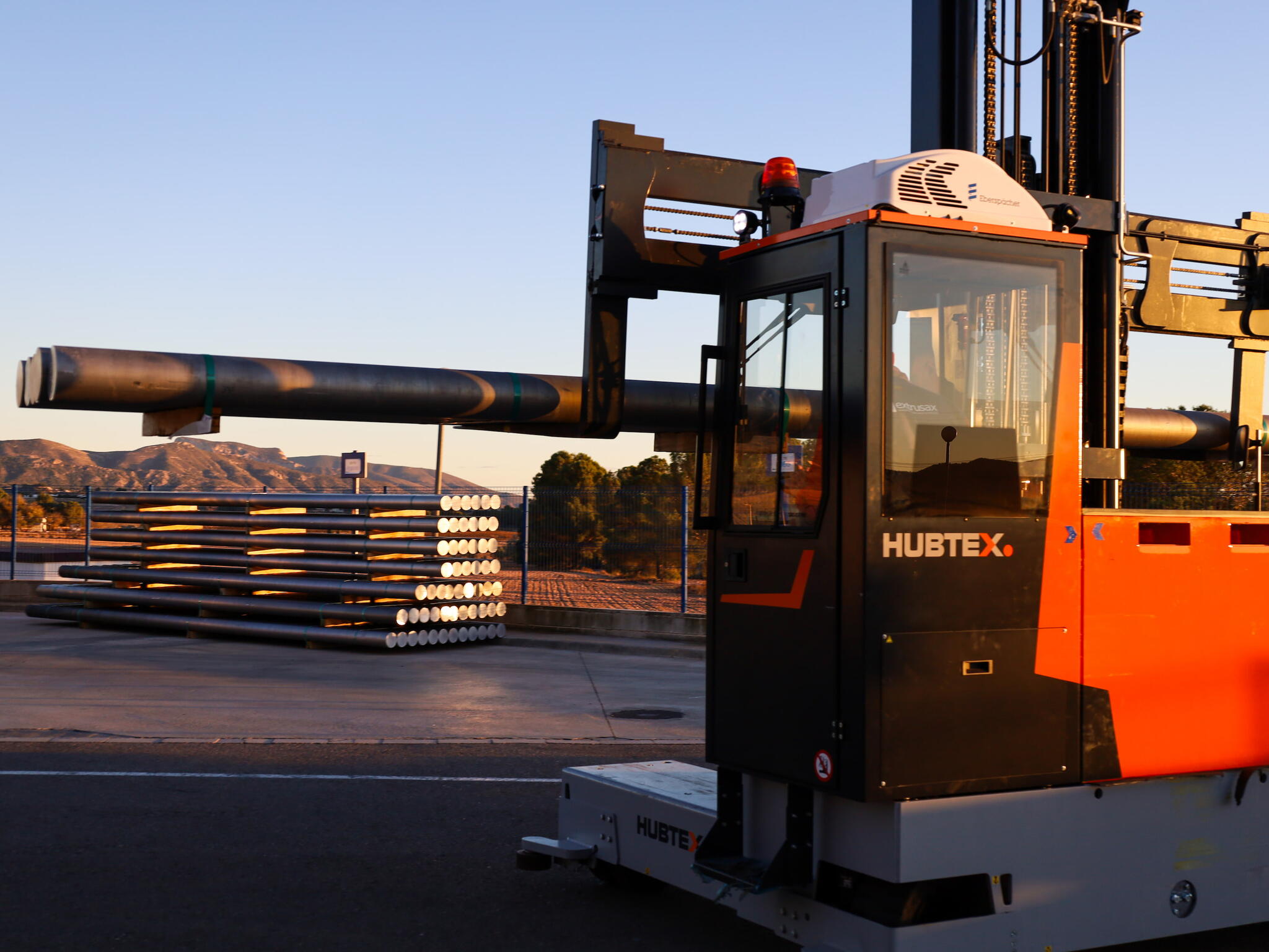 HUBTEX carretilla multidireccional MAXX con perfiles de aluminio en exteriores