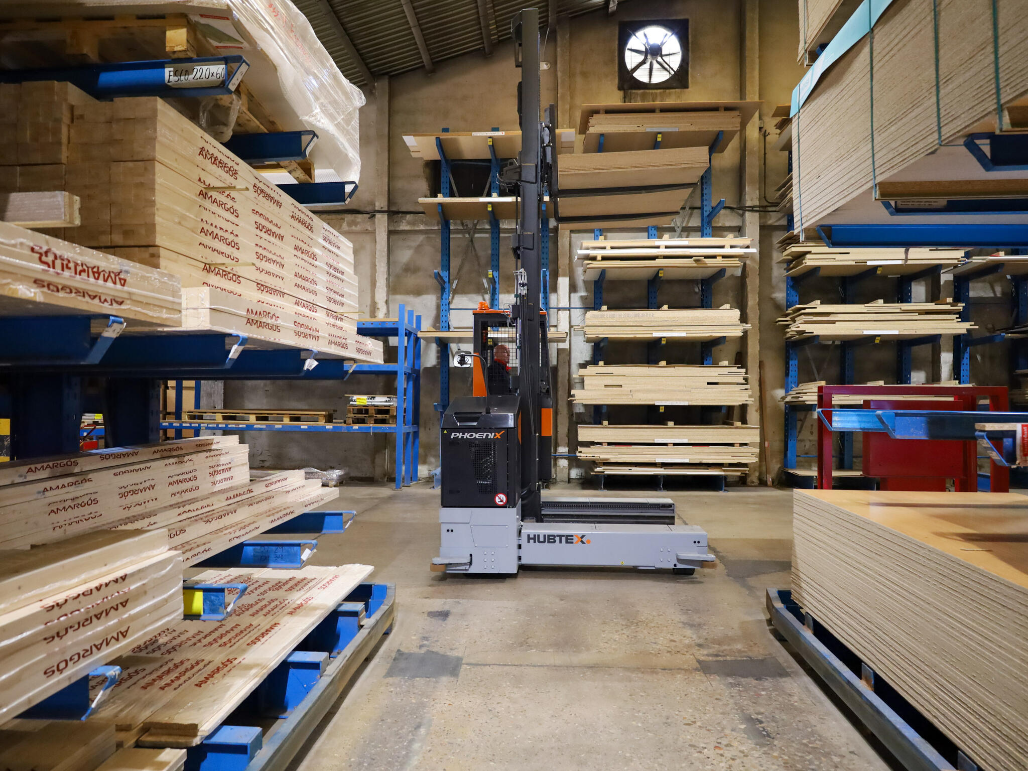 HUBTEX carretilla multidireccional PHOENIX con raíles en pasillo estrecho