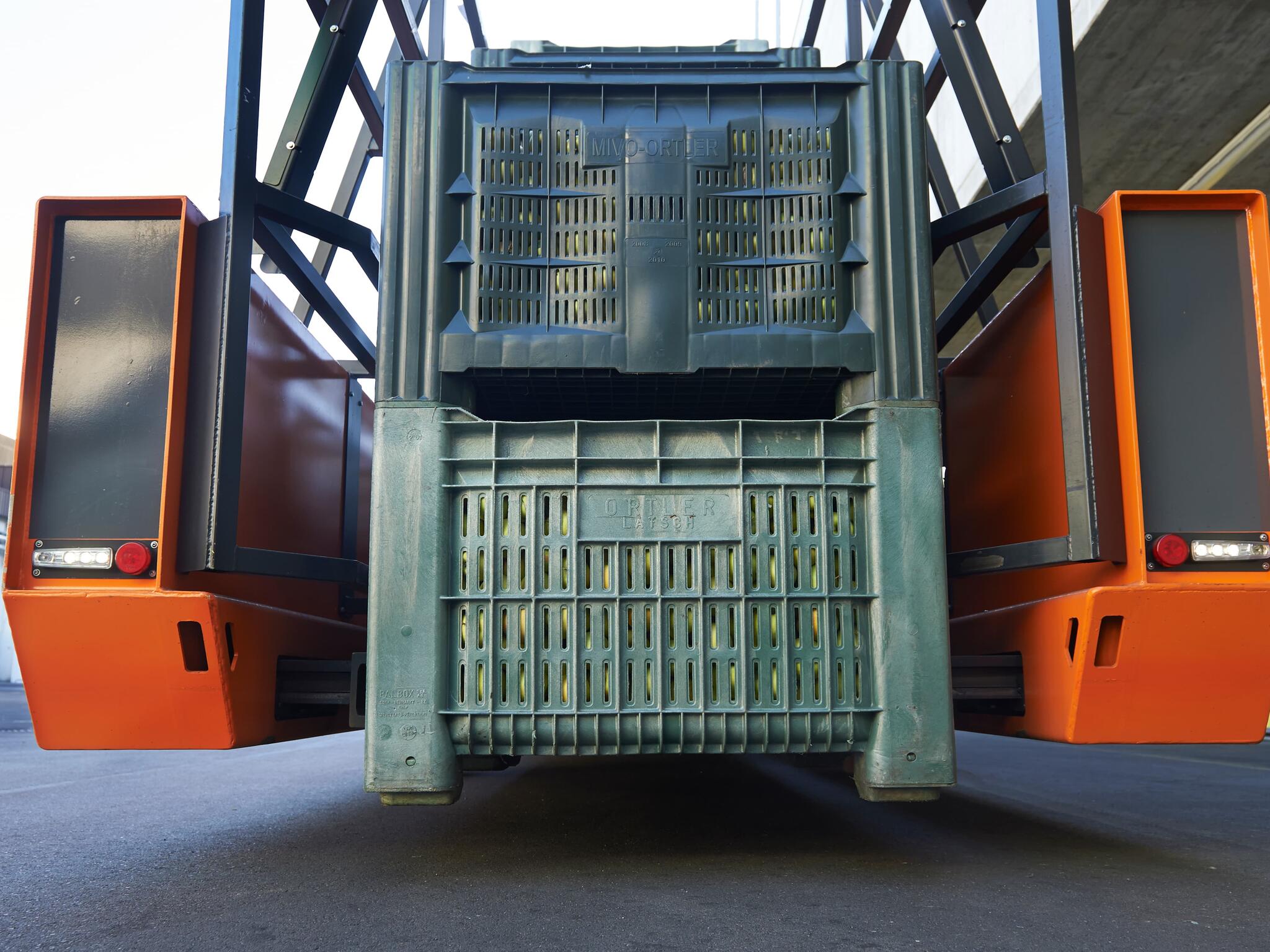 HUBTEX Apfelkistentransporter KTR 120 nimmt Apfelkisten durch einen Vertikalhub präzise auf