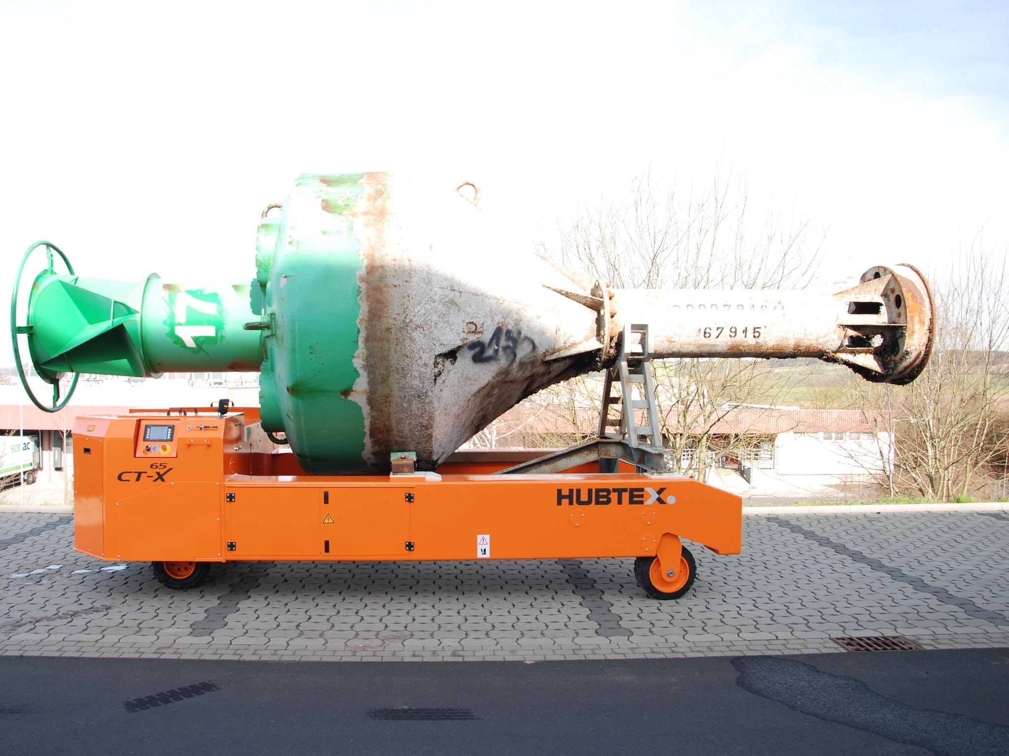 Seewasserzeichen Transporter CT von HUBTEX transportiert Schifffahrtszeichen