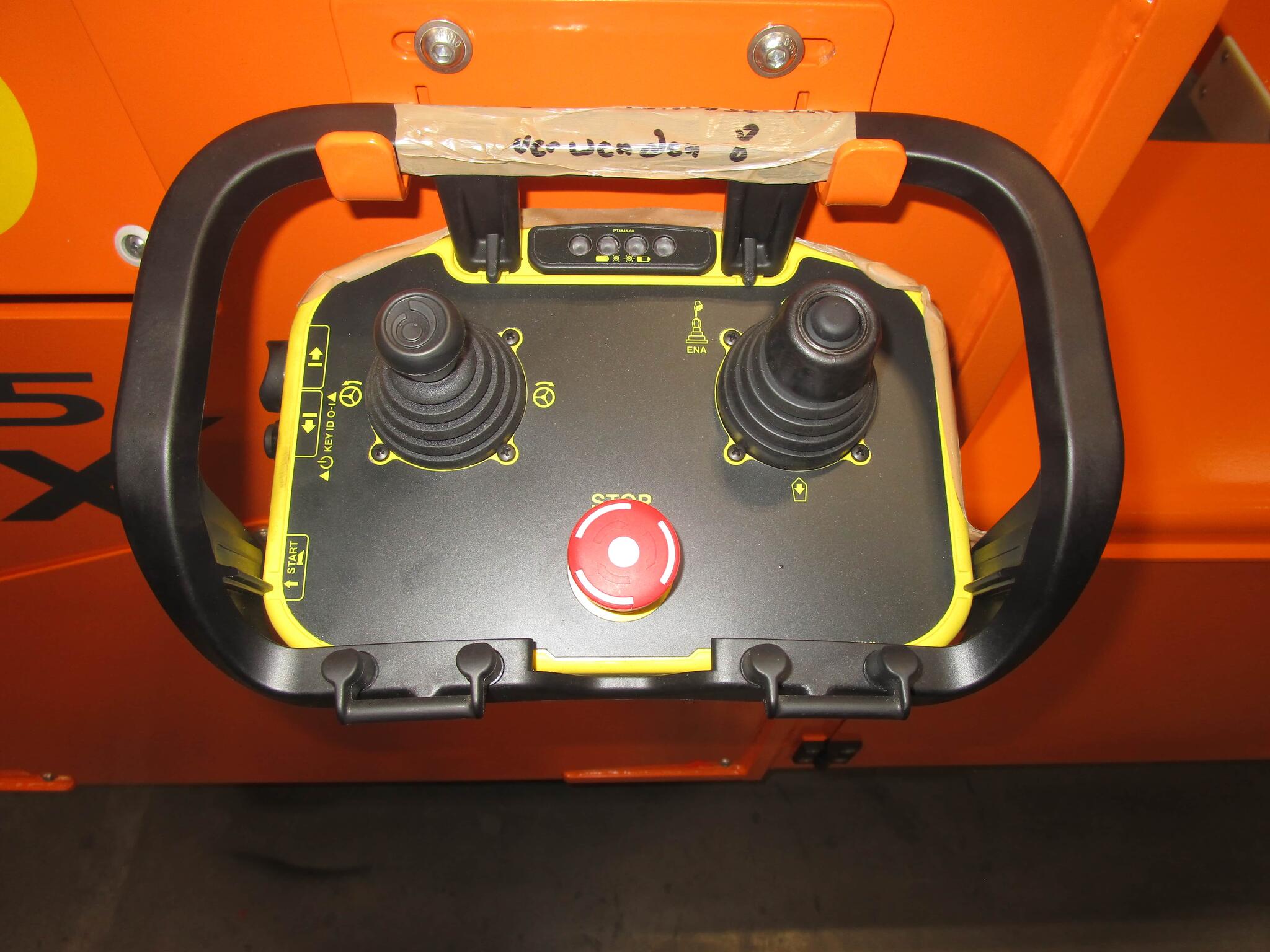 Der Transporter wird mithilfe einer tragbaren Funkfernbedienung gesteuert