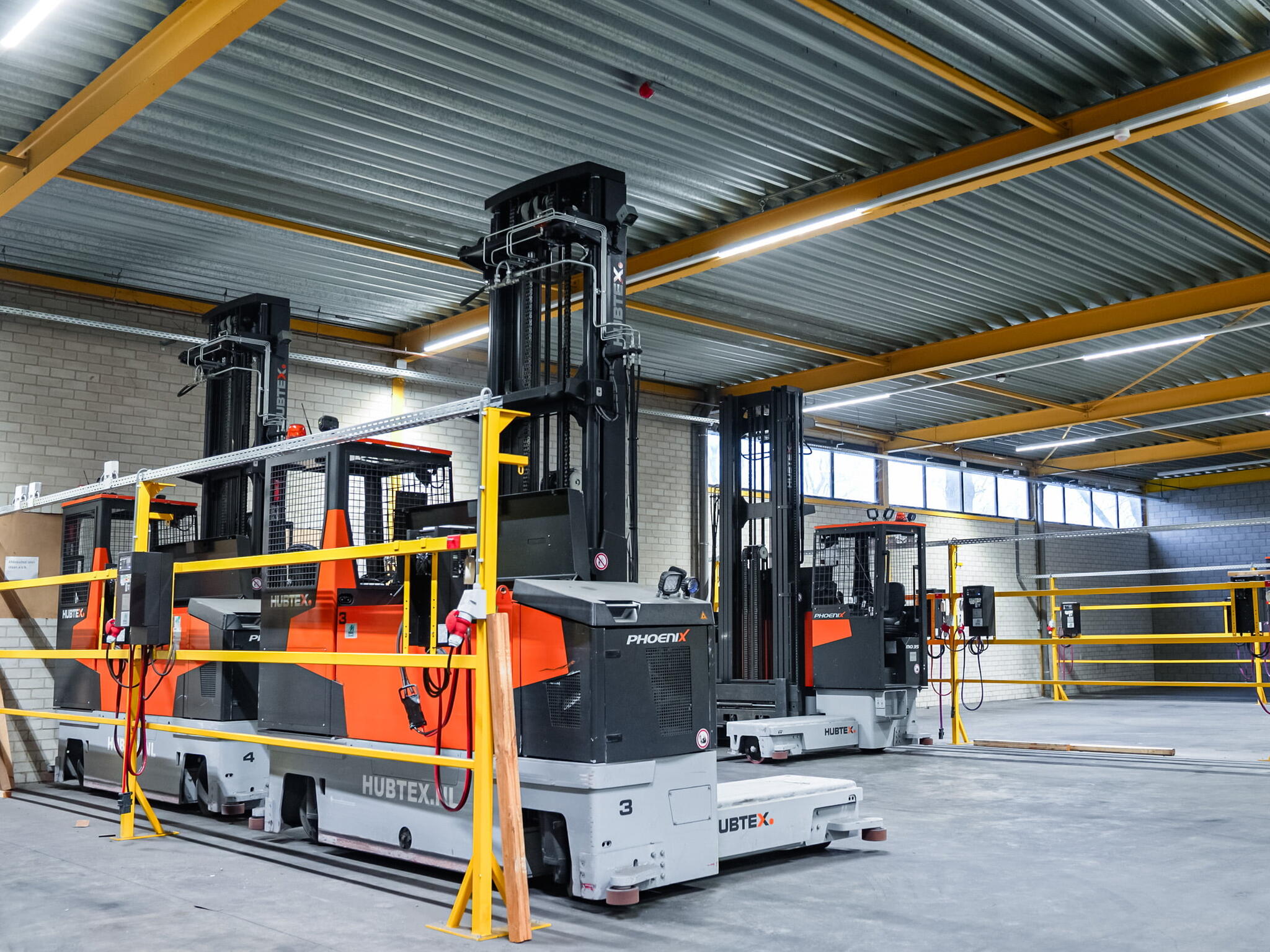TABS equips its new Tilburg distribution centre with twelve electric HUBTEX PHOENIX MQ35 sideloaders