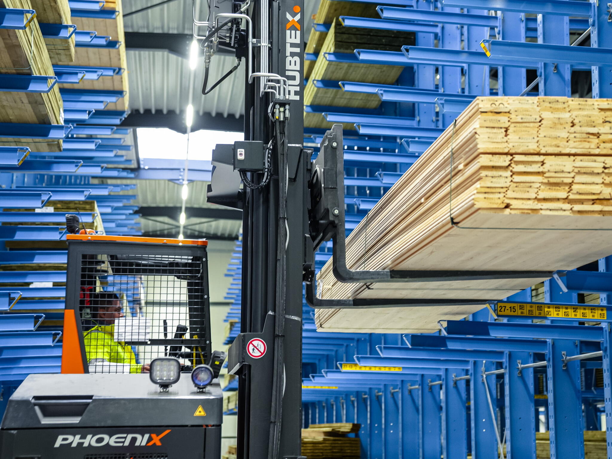 HUBTEX multidirectional forklift PHOENIX MQ35 stores long and bulky timber