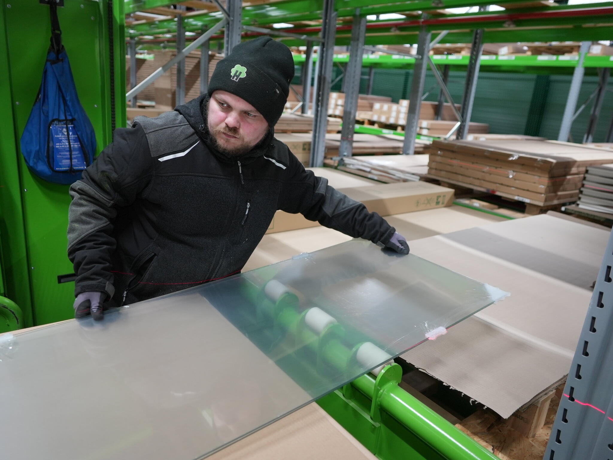 Plastikplatte wird von Mitarbeiter kommissioniert