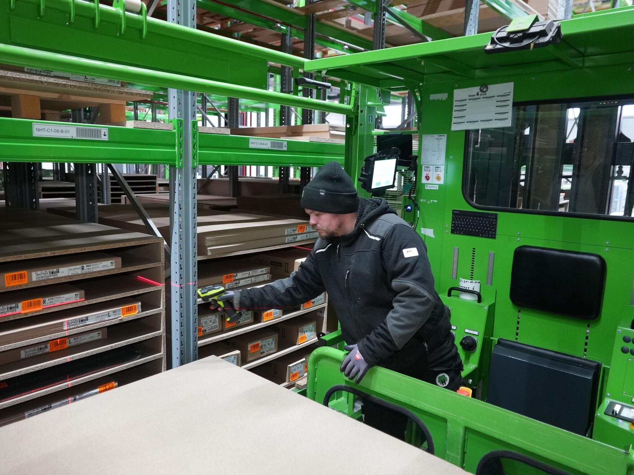 Kommissionierplattform von HUBTEX ermöglicht Ein- und Auslagern von Artikeln