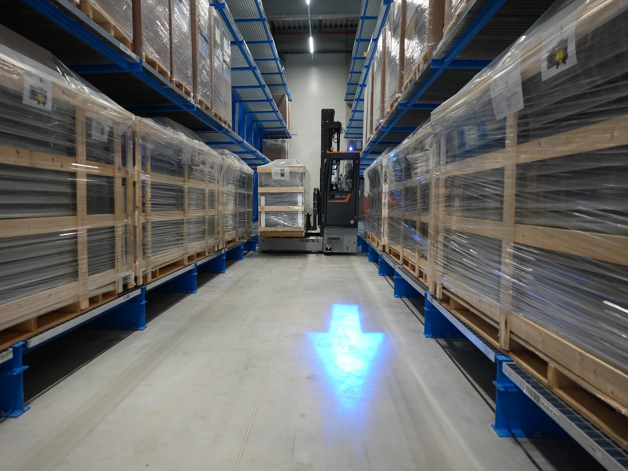 Fahrtrichtungspfeil im Schmalgang