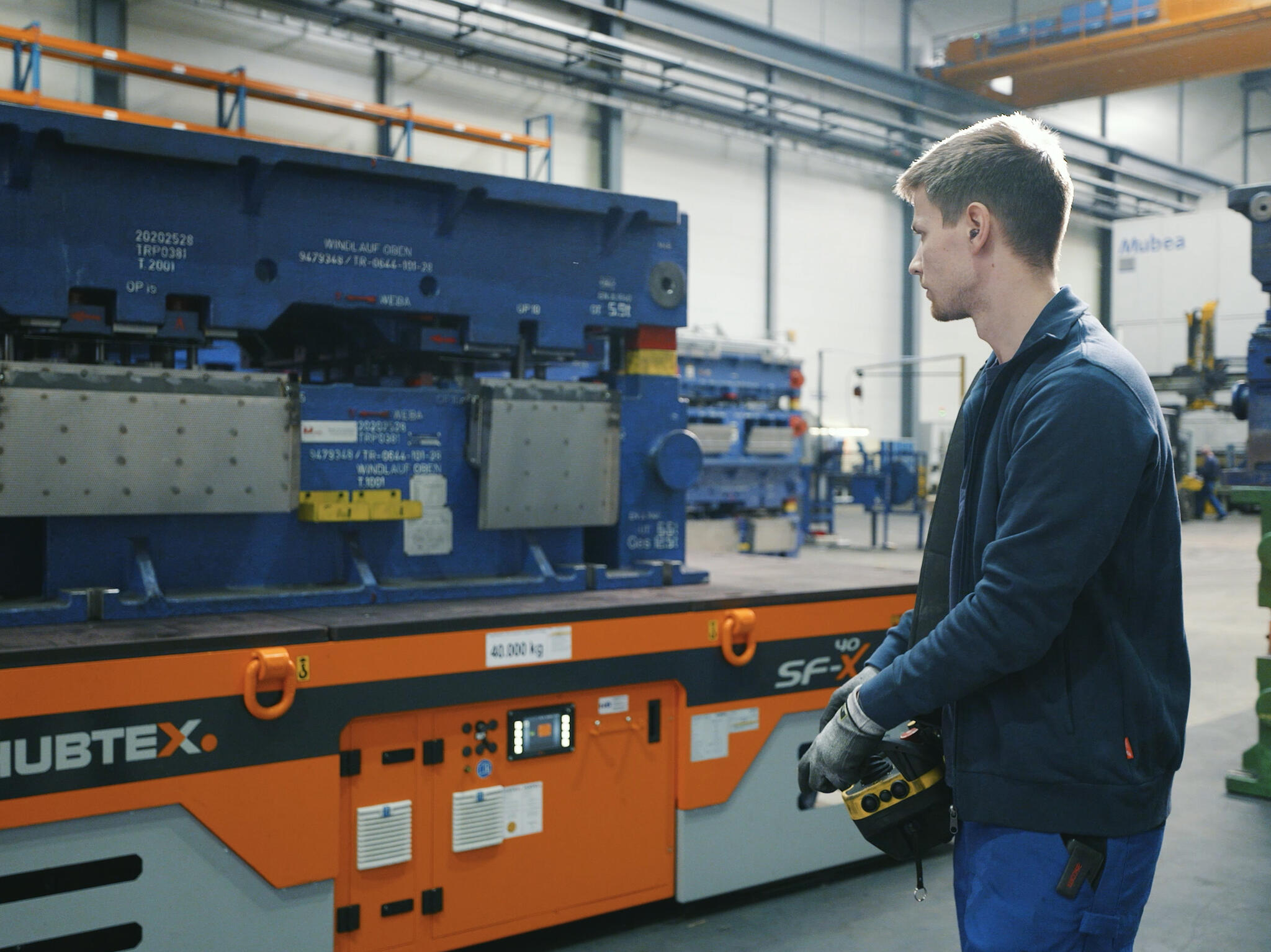 Mitarbeiter bedient den SFX 40 von HUBTEX