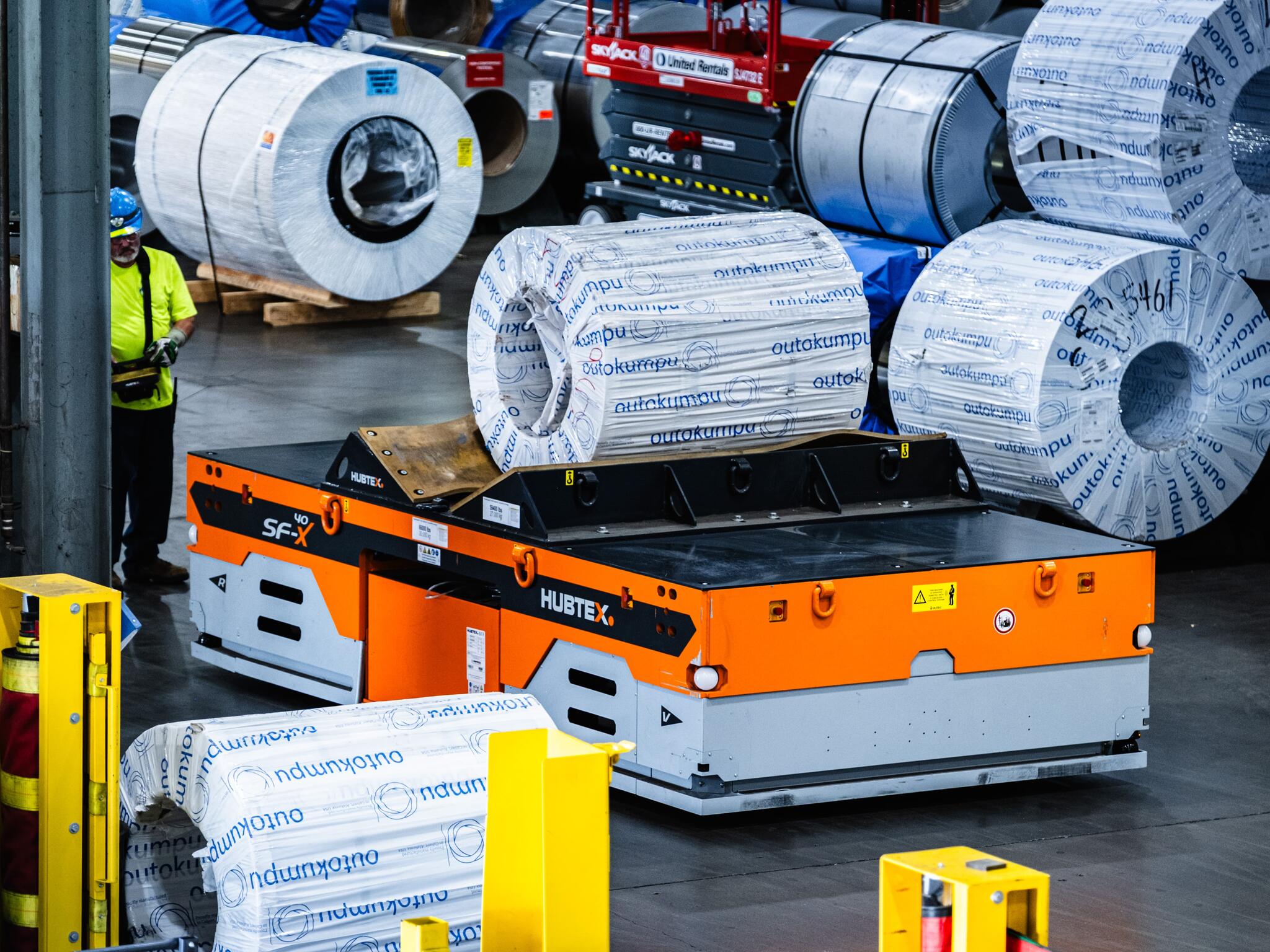 Schwerlast Plattform SFX 40 von Hubtex transportiert Coil bei Reyerson