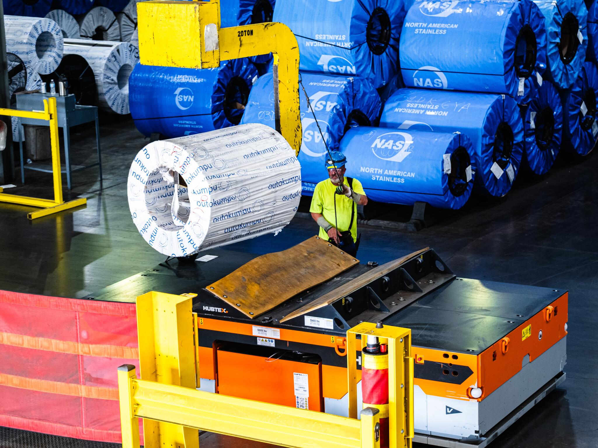 Schwerlastfahrzeug SFX 40 von HUBTEX wird mit Coil beladen