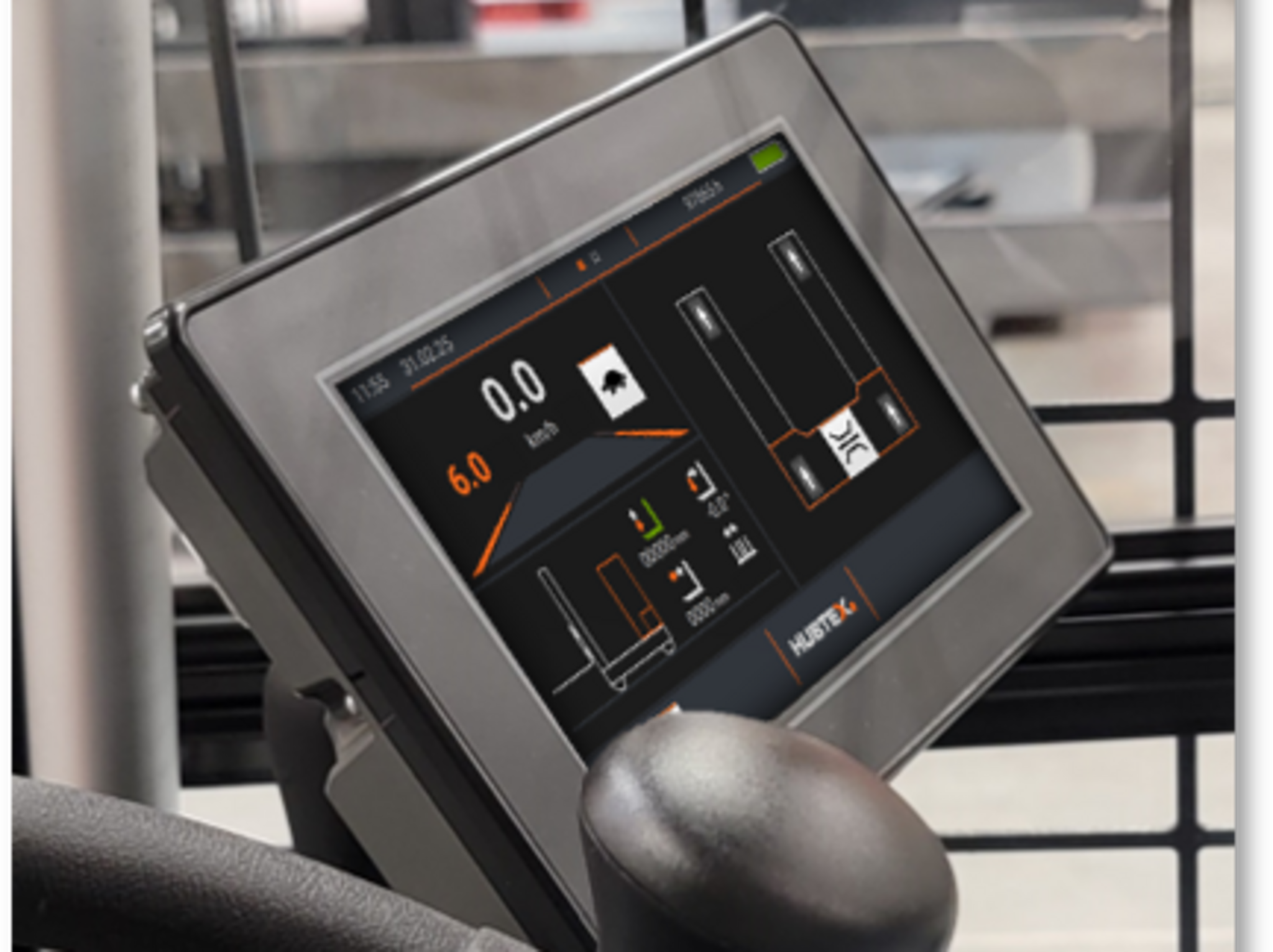 HUBTEX Mehrwegestapler mit neuem Bedienkonzept (HIT4, Joystick, Controller) für den Transport langer und schwerer Lasten im Lager