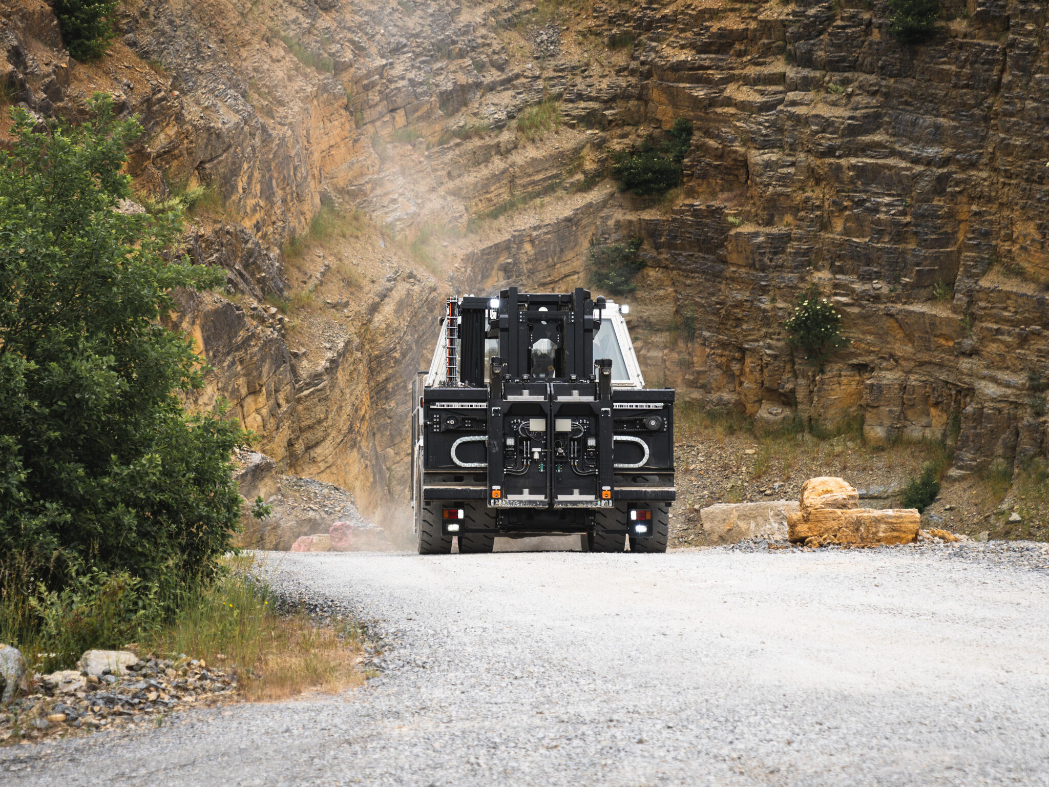 HUBTEX SF stacker for BGE drives through a quarry