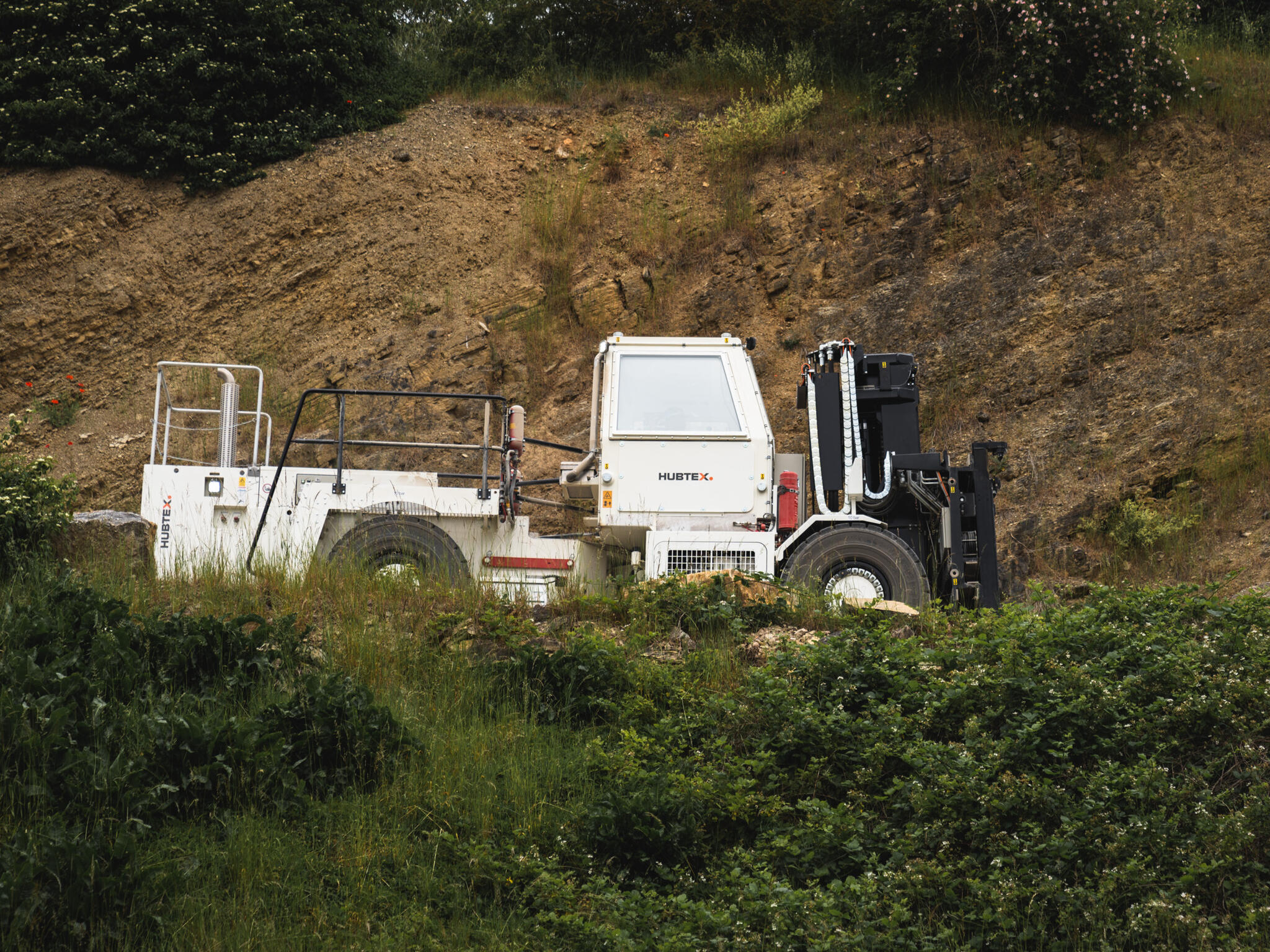 A HUBTEX SF stacker truck for BGE is descending into a quarry