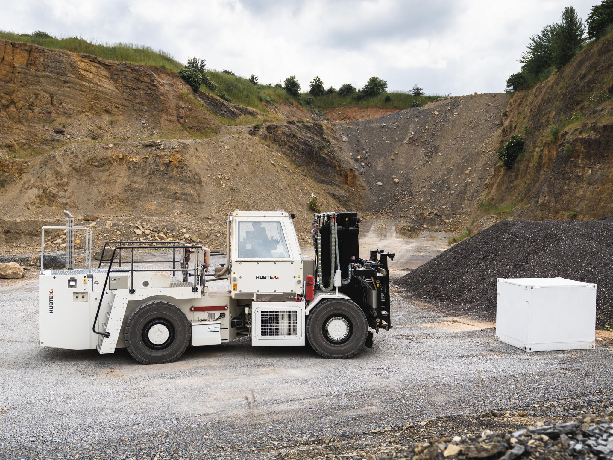 HUBTEX SF stacker for BGE is in the quarry with a load