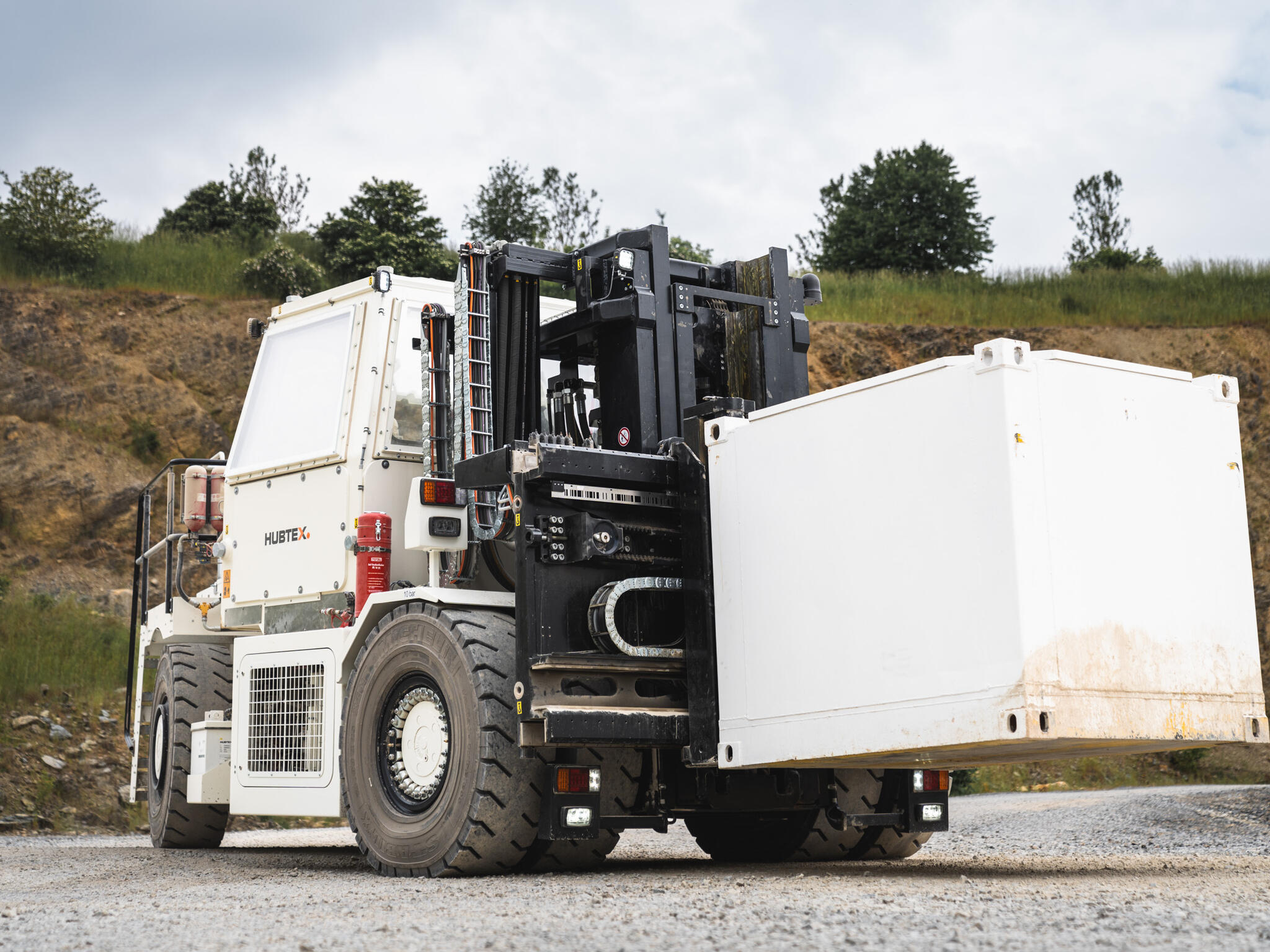 HUBTEX SF stacker for BGE during load handling