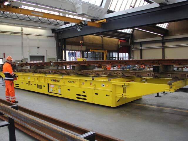 HUBTEX SFB beim Transport in einer Halle